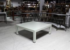 Grande table basse carrée recouverte de tissu