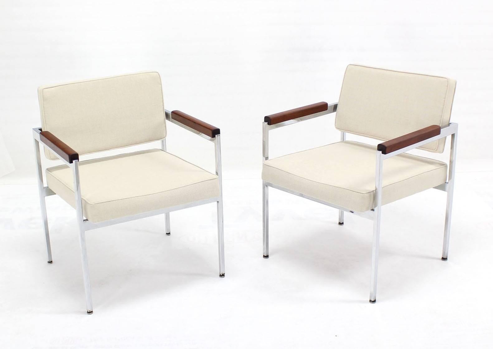 Pair of very nice design Mid-Century Modern chairs with new upholstery in style of M. Baughman.