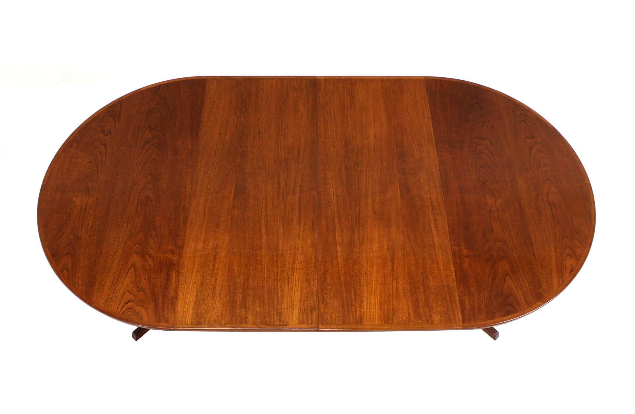 Round Danish Mid-Century Modern Teak Dining Table with Two Leaves In Excellent Condition In Rockaway, NJ