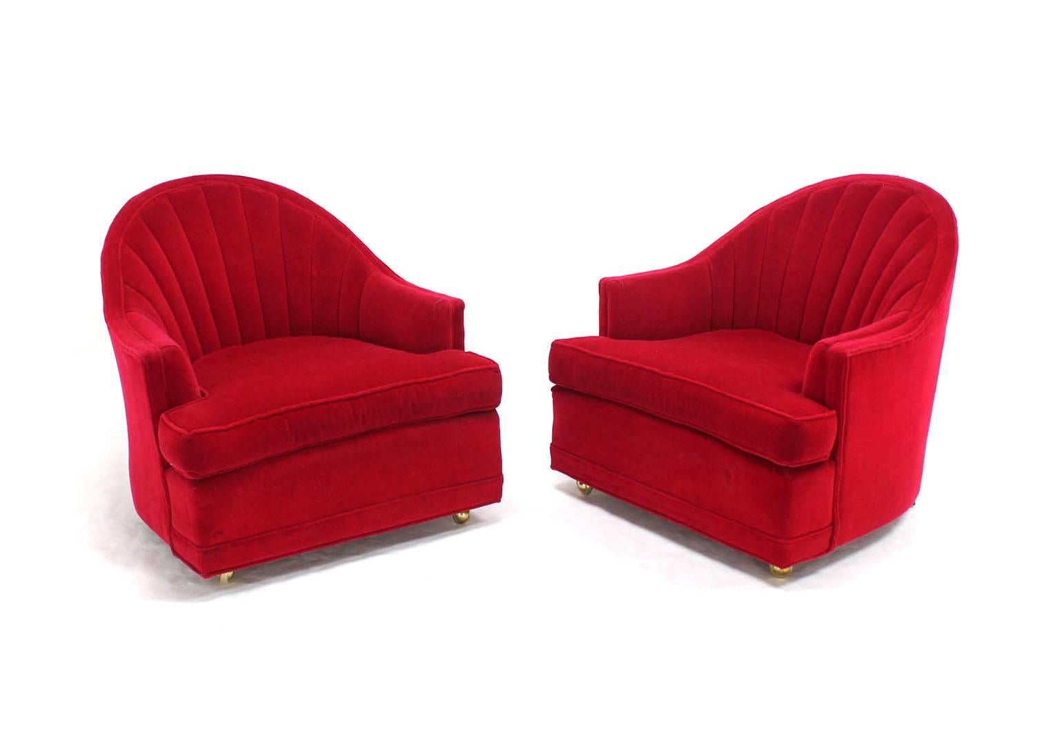 Mid-Century Modern Paire de fauteuils de salon en tapisserie rouge à dossier festonné en forme de tonneau en vente