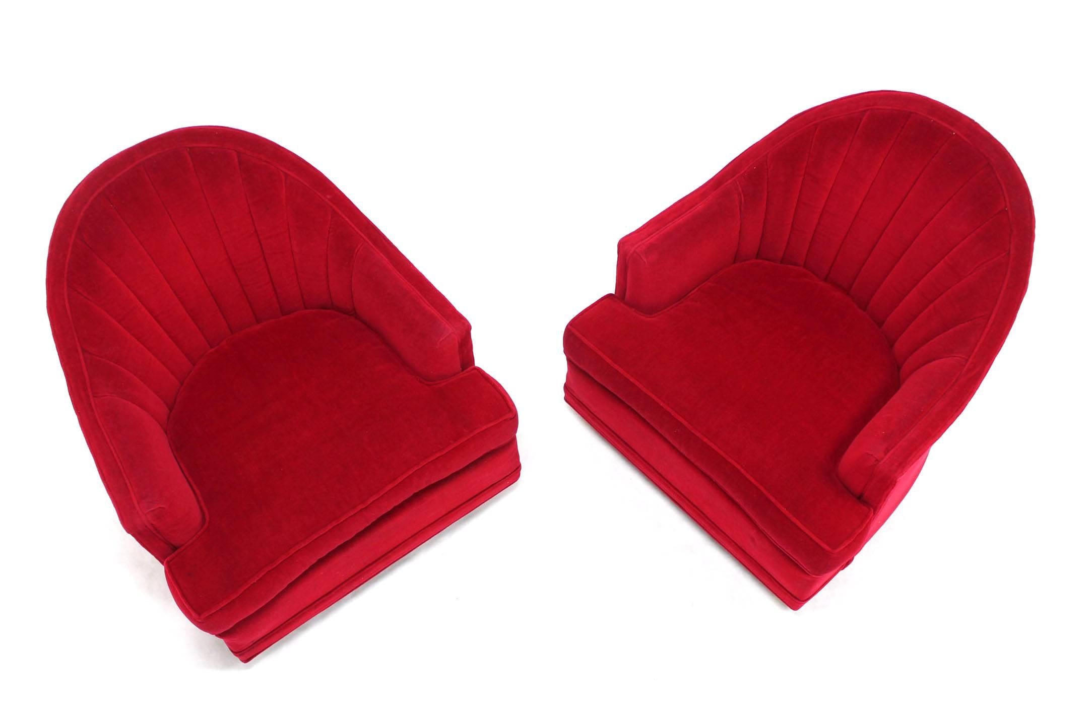Américain Paire de fauteuils de salon en tapisserie rouge à dossier festonné en forme de tonneau en vente