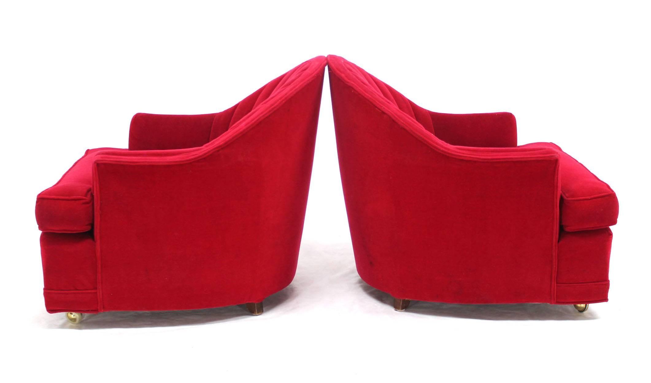 Tissu d'ameublement Paire de fauteuils de salon en tapisserie rouge à dossier festonné en forme de tonneau en vente