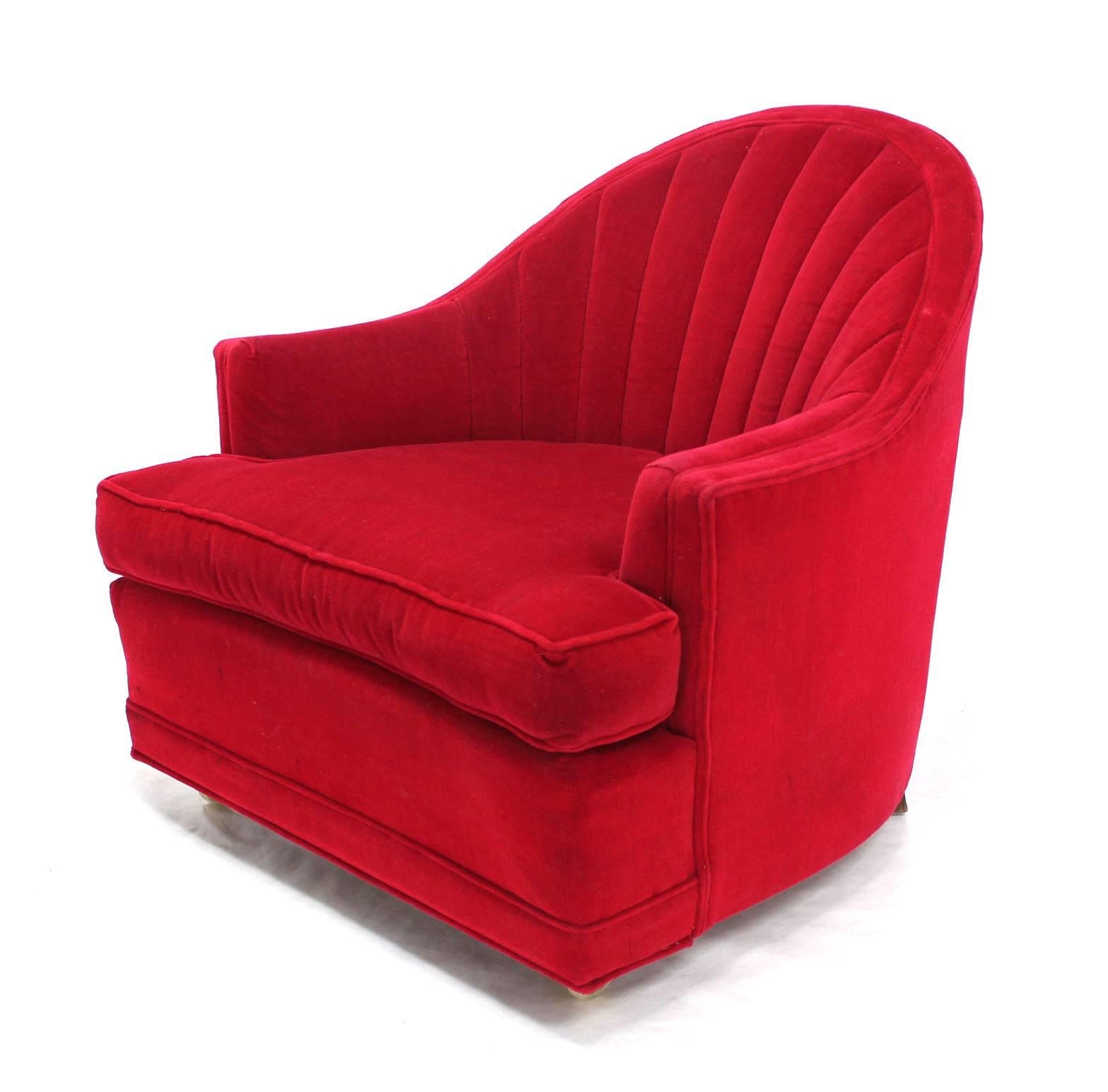 Paire de fauteuils de salon en tapisserie rouge à dossier festonné en forme de tonneau Excellent état - En vente à Rockaway, NJ