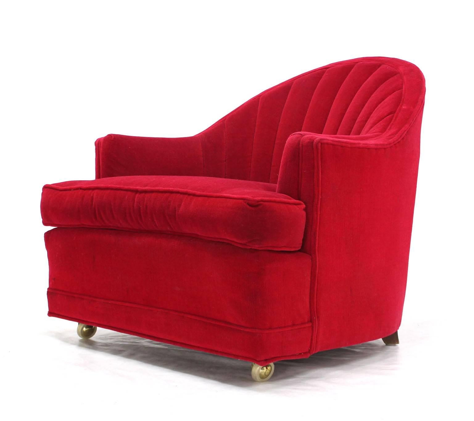 Paire de fauteuils de salon en tapisserie rouge à dossier festonné en forme de tonneau en vente 1