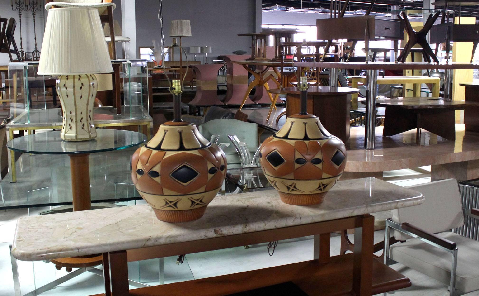 Paire de lampes de table en poterie d'art moderne du milieu du siècle dernier.