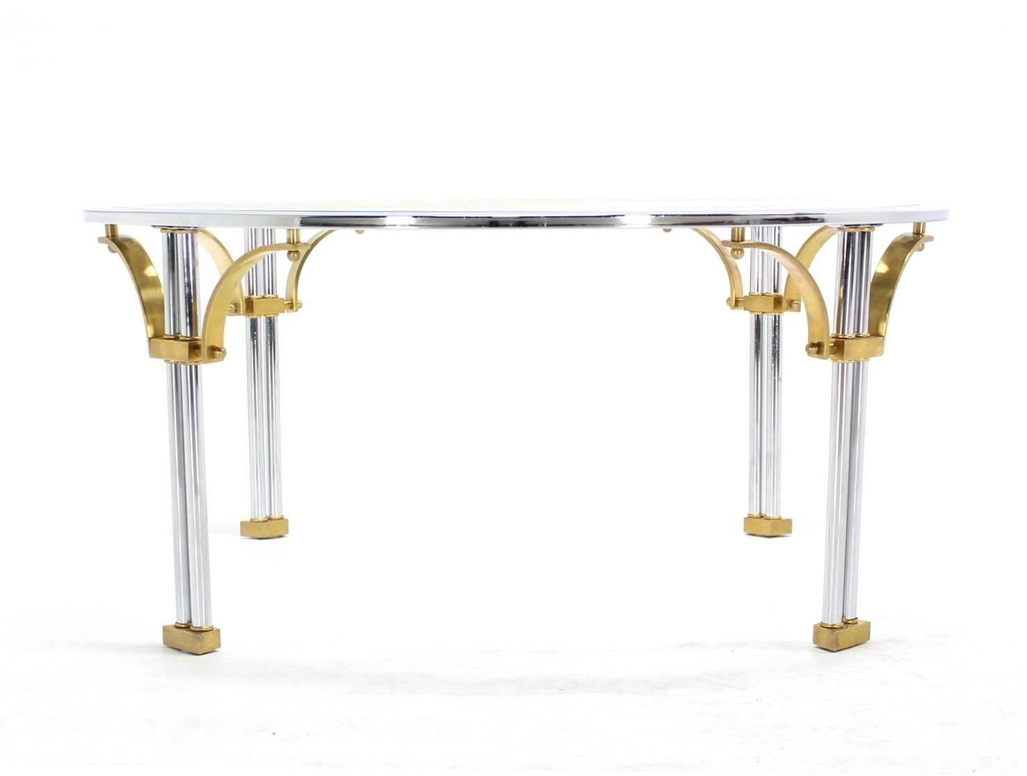 Laiton Table basse ronde en laiton chromé et verre, mi-siècle moderne en vente