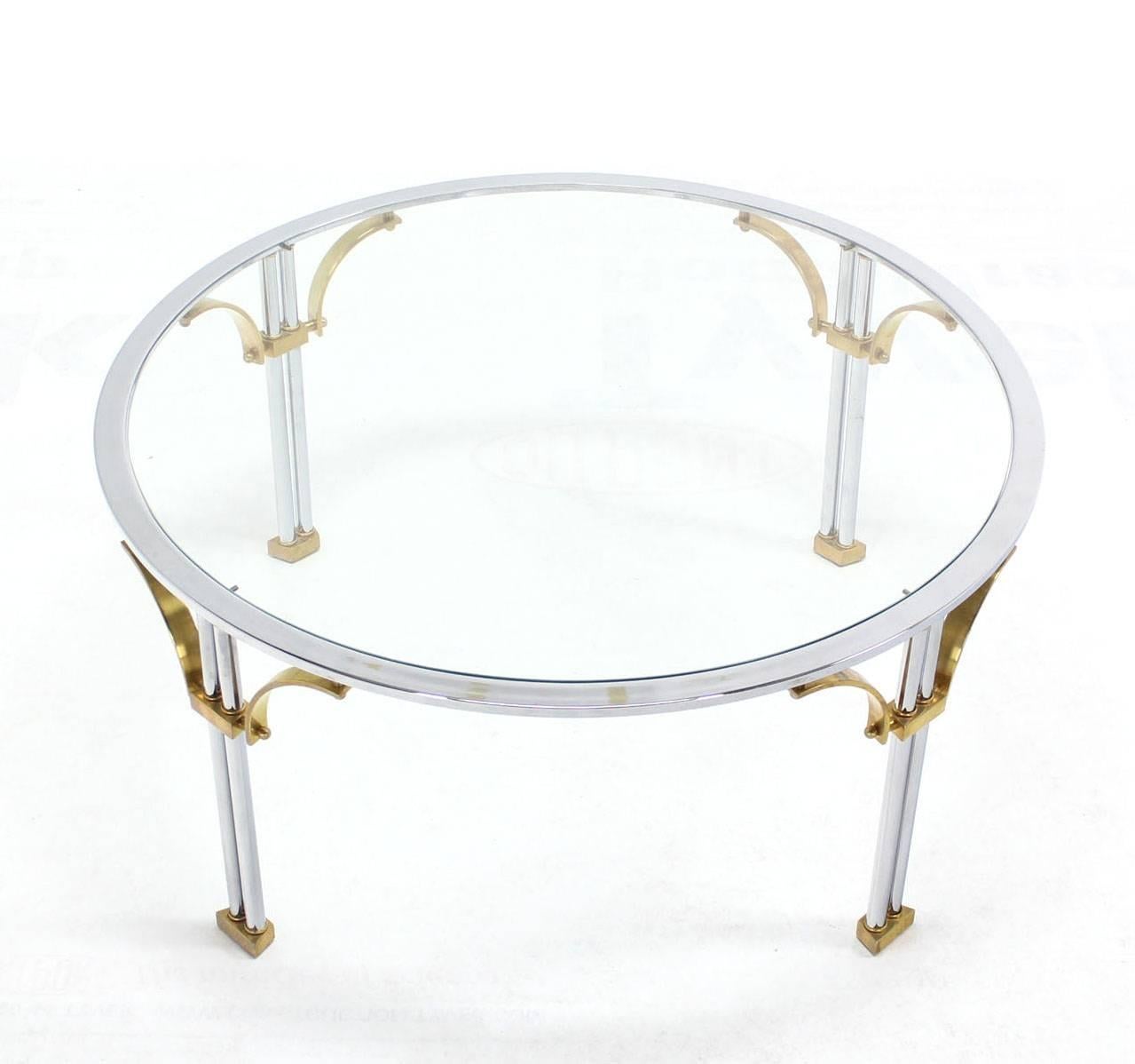20ième siècle Table basse ronde en laiton chromé et verre, mi-siècle moderne en vente
