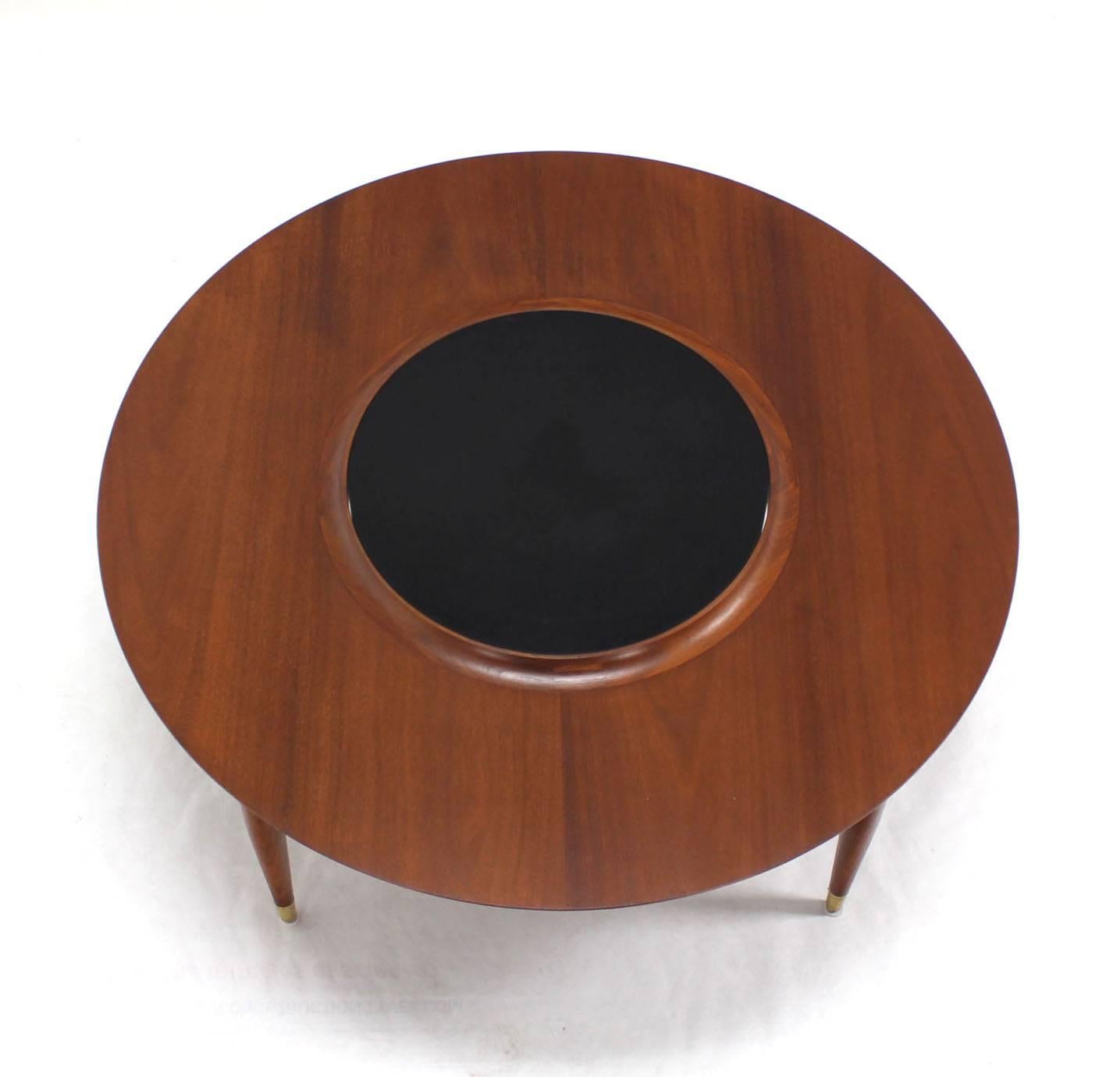 Table basse ronde en noyer avec centre Lazy Susan en stratifié noir en relief Excellent état - En vente à Rockaway, NJ