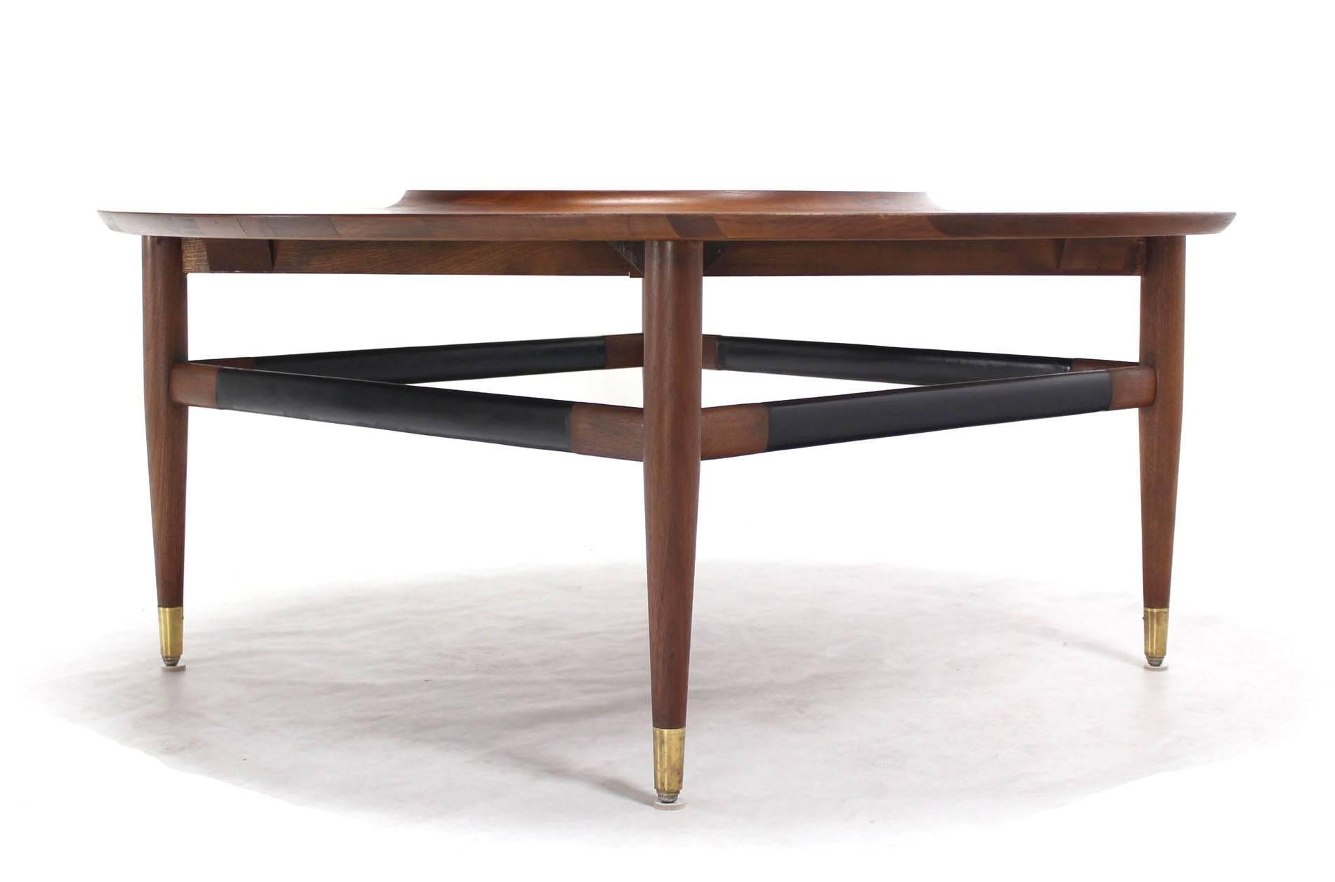 Noyer Table basse ronde en noyer avec centre Lazy Susan en stratifié noir en relief en vente