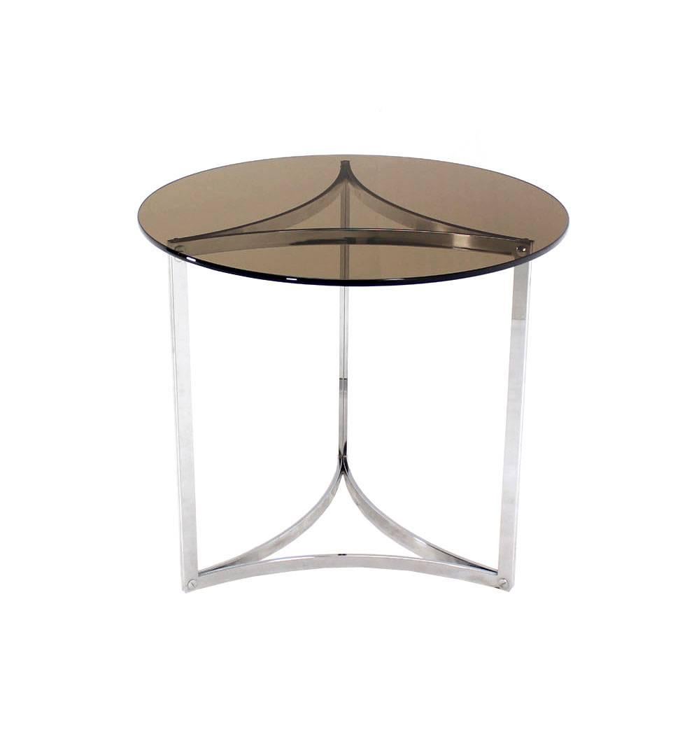 Très belle table d'appoint ronde chromée de style Mid-Century Modern.