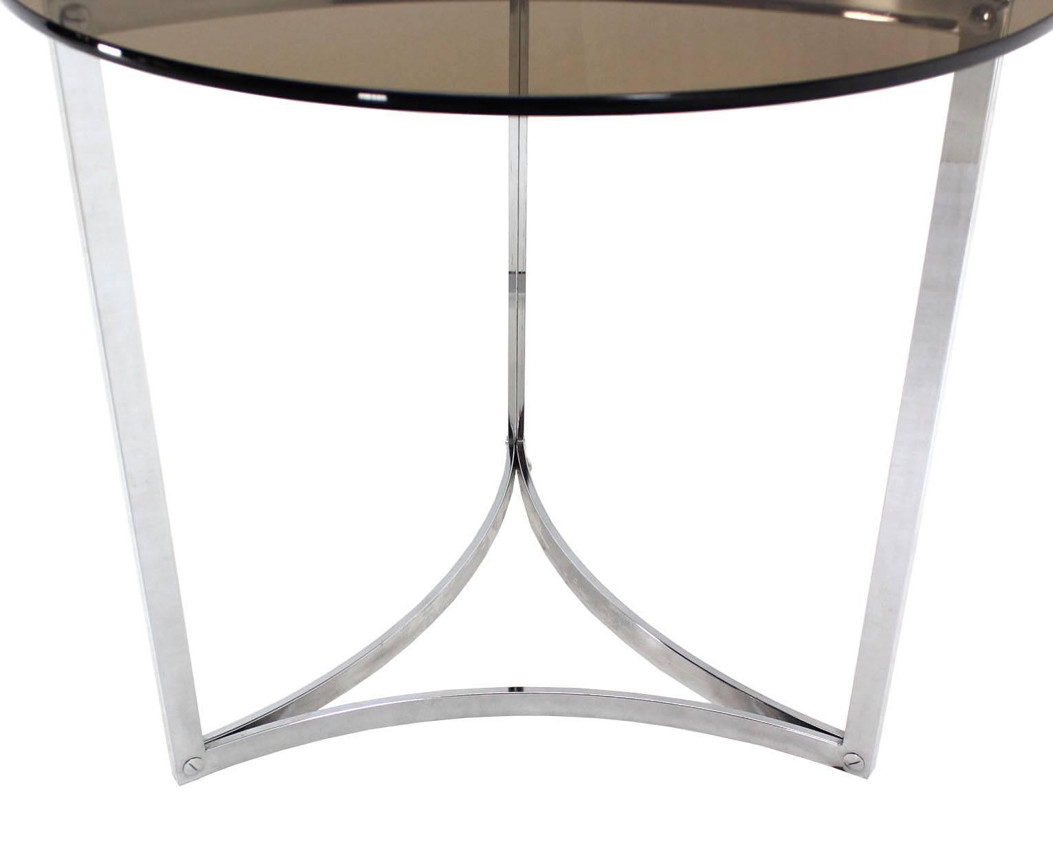Américain Table d'appoint triangulaire à base de ruban chromé plié et plateau en verre fumé en vente
