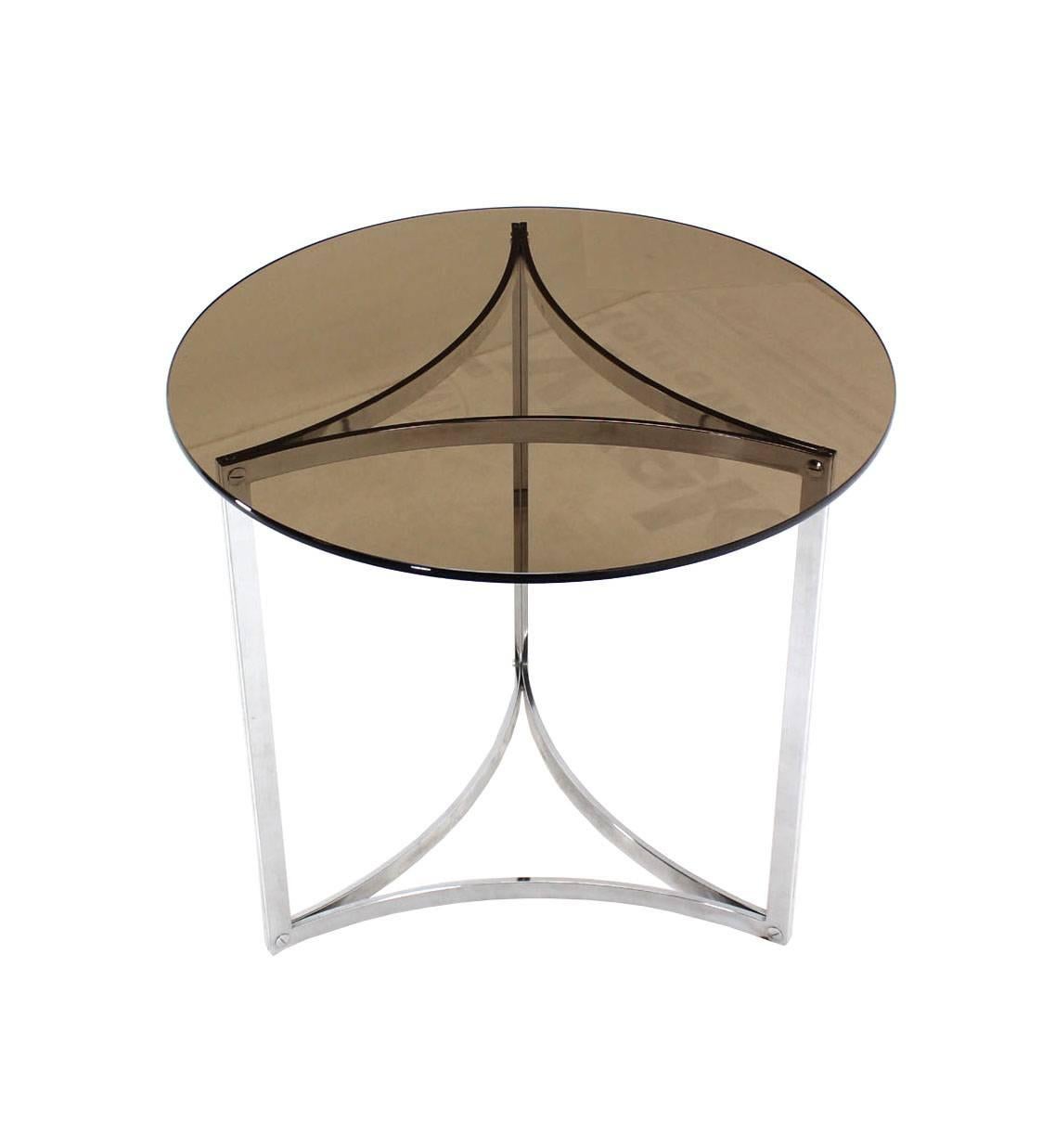 20ième siècle Table d'appoint triangulaire à base de ruban chromé plié et plateau en verre fumé en vente
