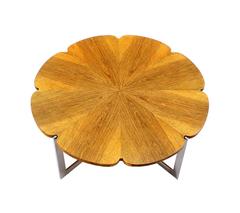 Table basse ronde en forme de marguerite:: dessus en noyer:: base en X chromée