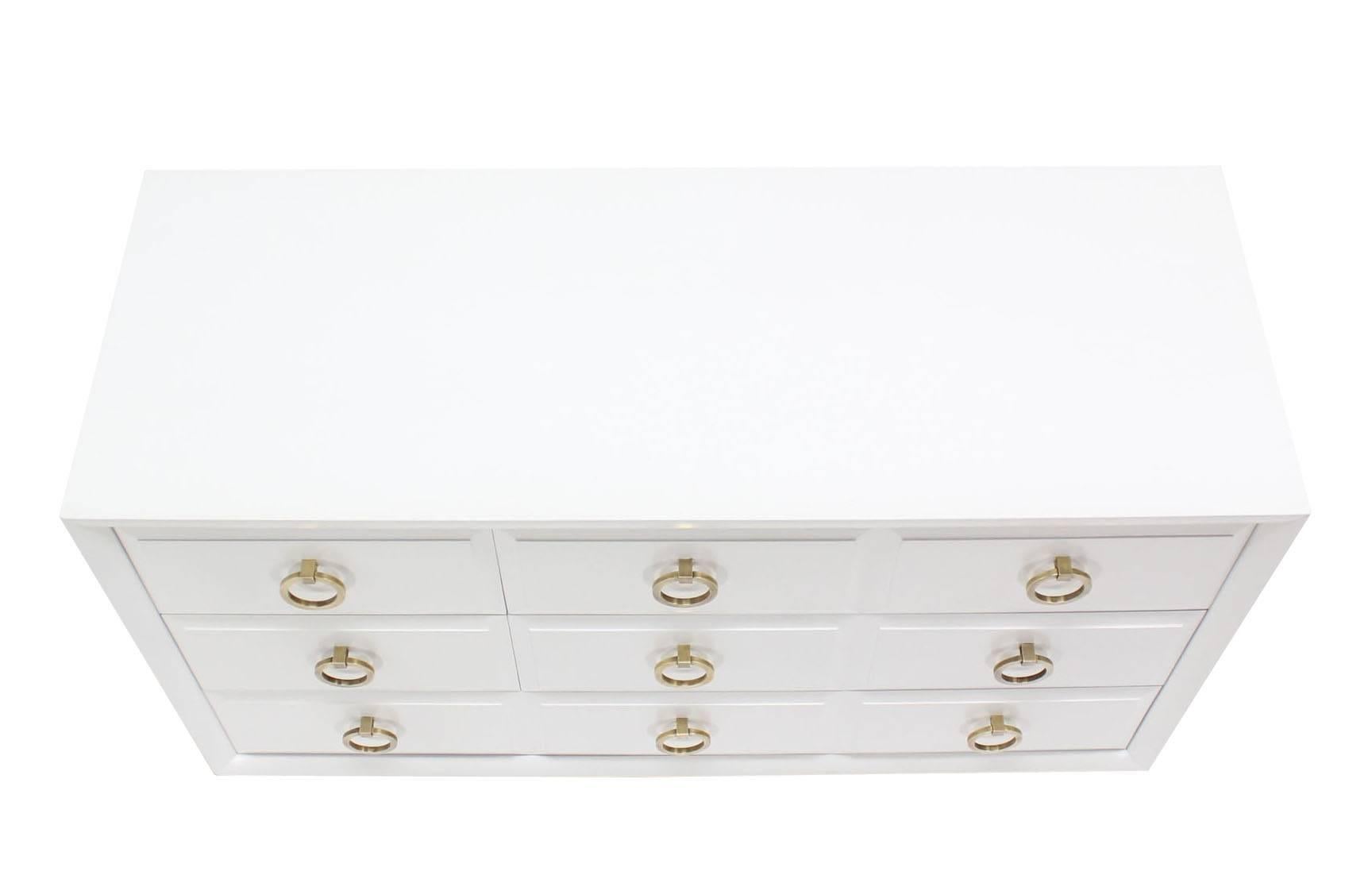 Robsjohn-Gibbings White Lacquer Five-Drawers Chest or Dresser Round Brass Pulls In Excellent Condition In Rockaway, NJ