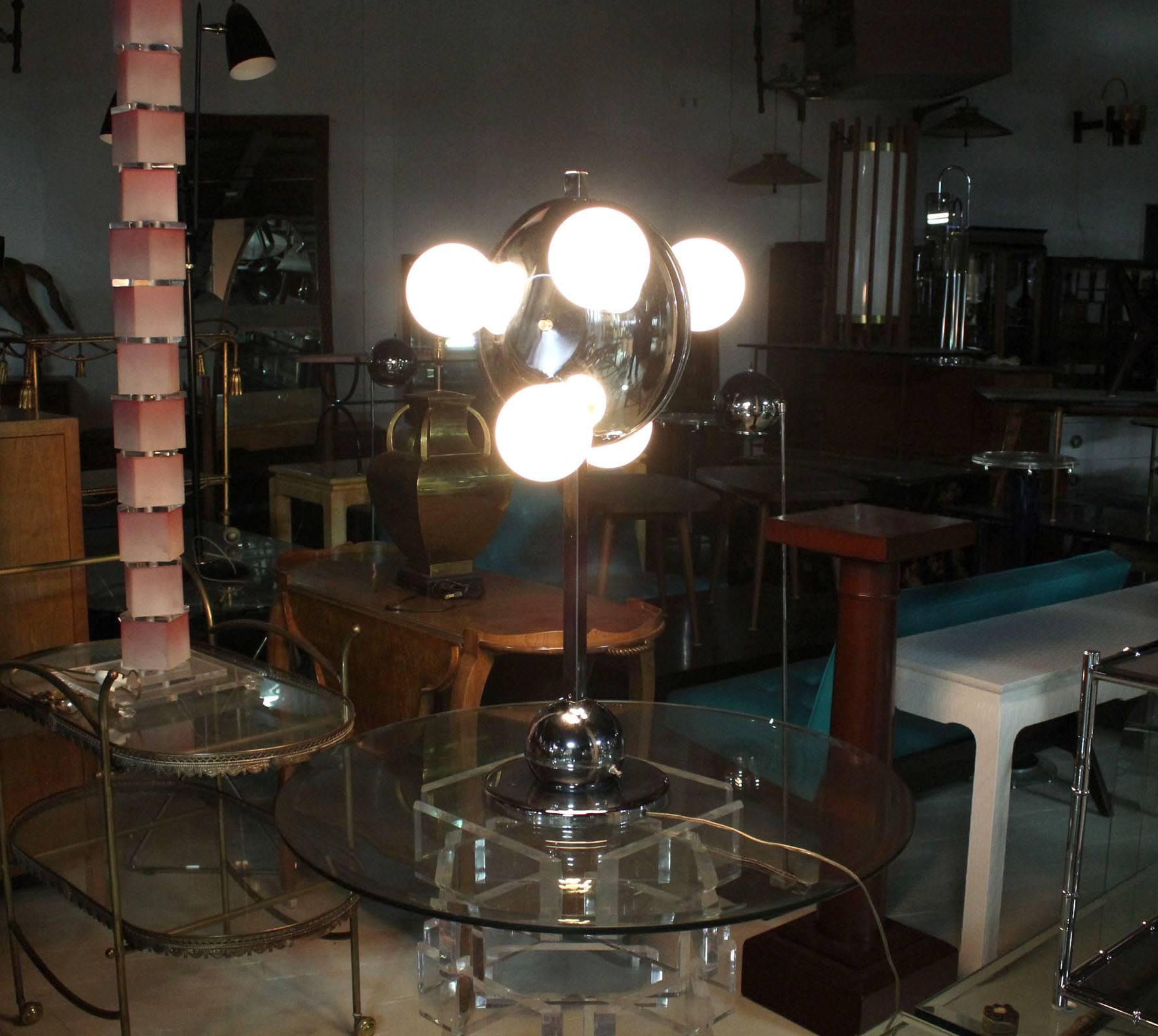 Mid-Century Modern Lampe de bureau symétrique à six disques globes chromés, style mi-siècle moderne, inhabituel  en vente