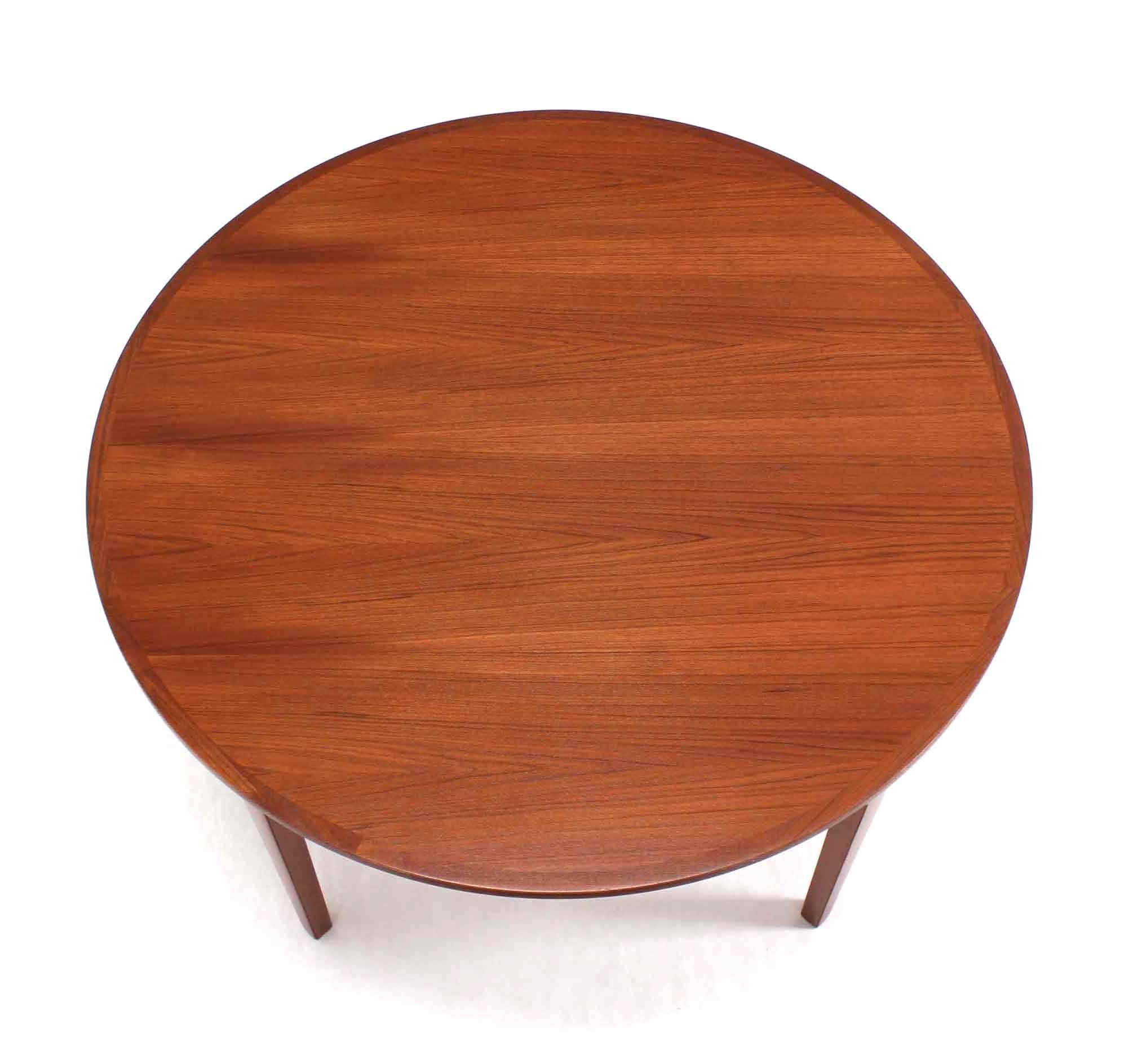 Rare Danish Modern Teak Round Expandable Top Dining Table In Excellent Condition In Rockaway, NJ