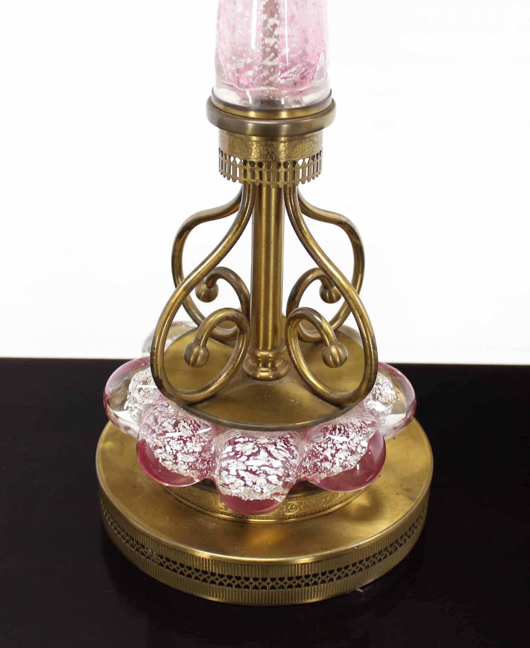 Paire de très belles lampes de table du milieu du siècle en verre de Murano rose et laiton.