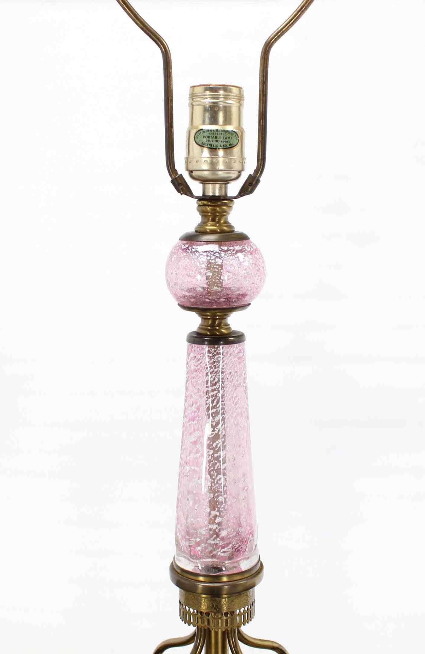 Mid-Century Modern Paire de lampes de bureau en verre de Murano rose et laiton en vente
