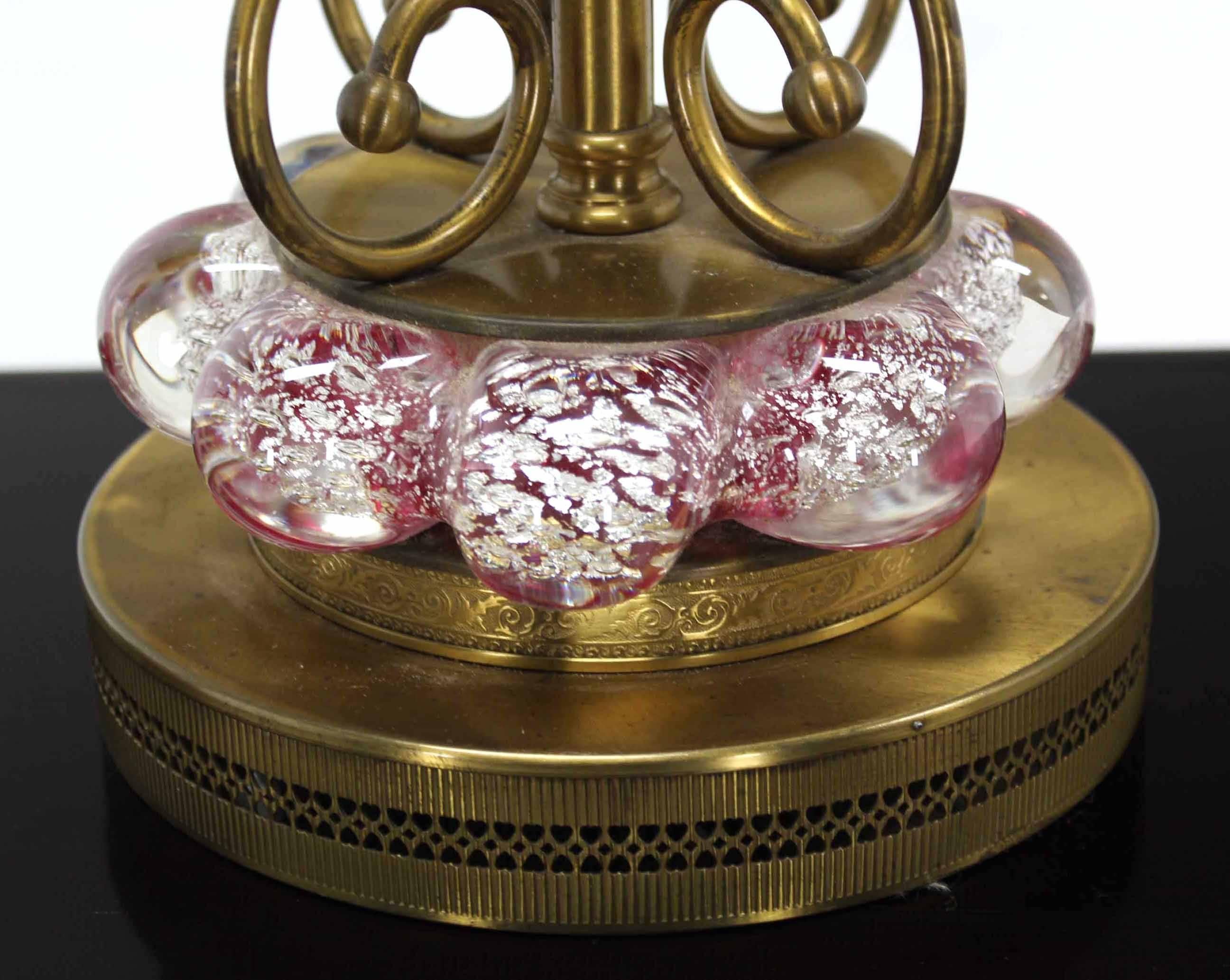 Laiton Paire de lampes de bureau en verre de Murano rose et laiton en vente