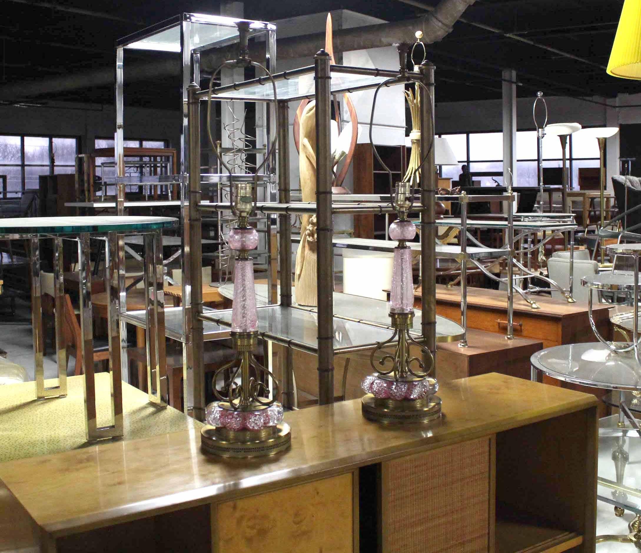 Paire de lampes de bureau en verre de Murano rose et laiton en vente 2