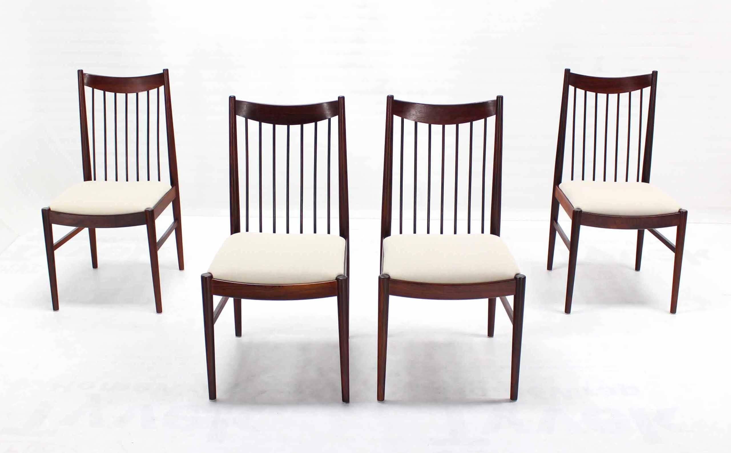 Satz von vier dänischen Mid-Century-Esszimmerstühlen aus Rosenholz mit Spindelrückenlehne, Dänemark (Moderne der Mitte des Jahrhunderts) im Angebot
