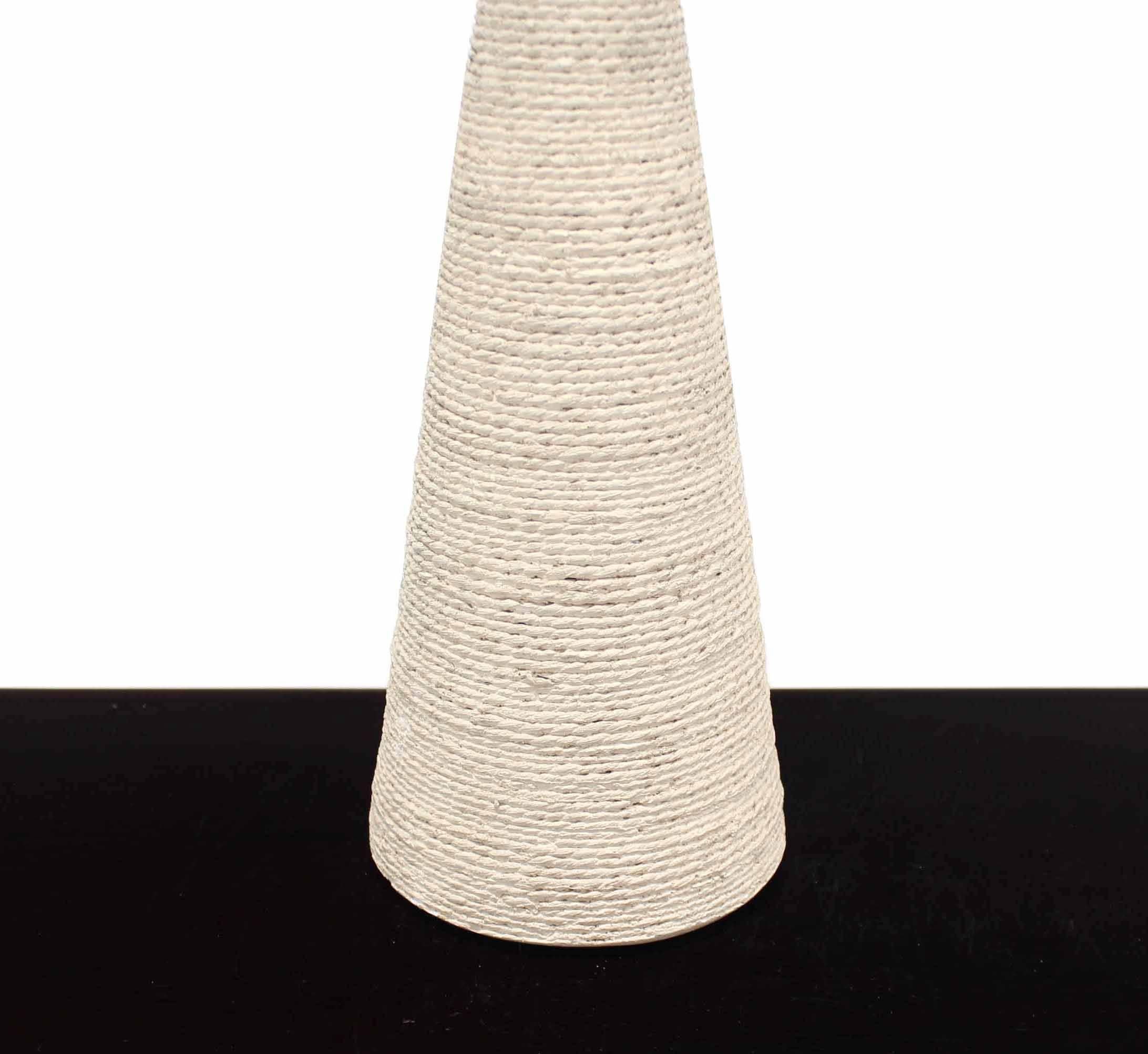 Mid-Century Modern Lampe de table en poterie et noyer de style mi-siècle moderne en vente