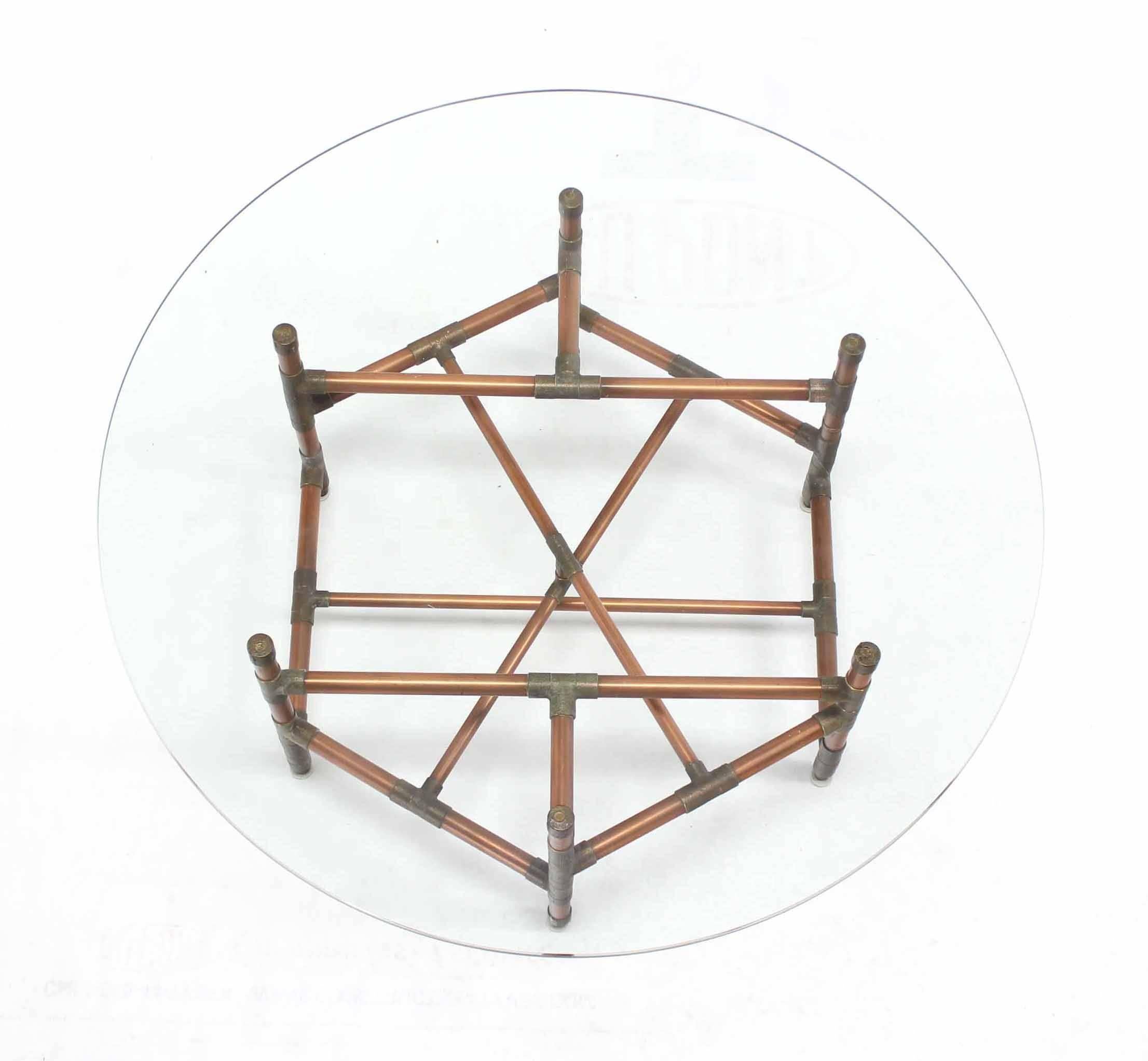 Couchtisch mit runder Glasplatte aus Kupferpfeifen und passendem Skulpturenfuß (amerikanisch) im Angebot