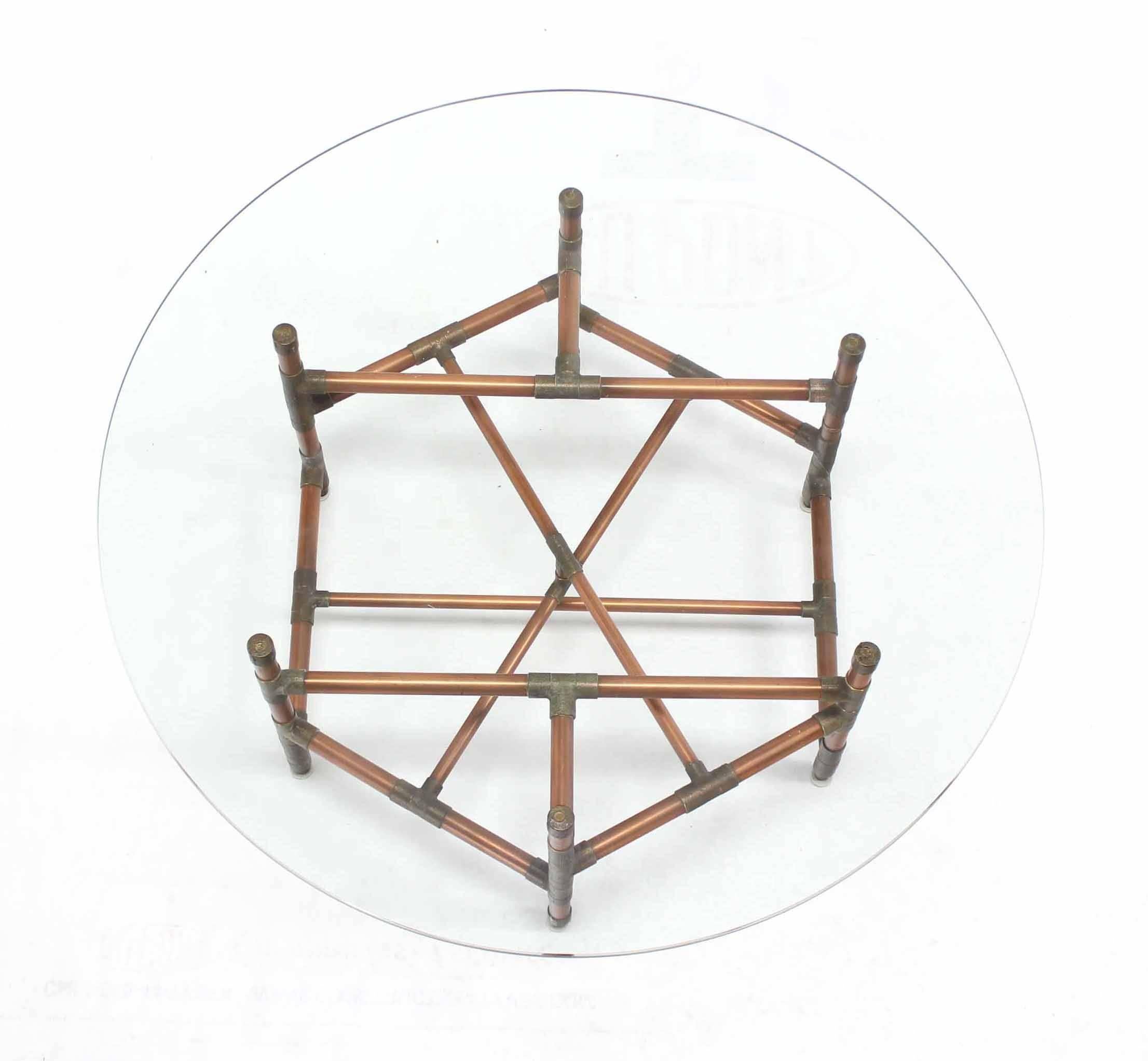 Américain Table basse ronde à plateau en verre avec piètement en cuivre et base de sculpture ajustée en vente