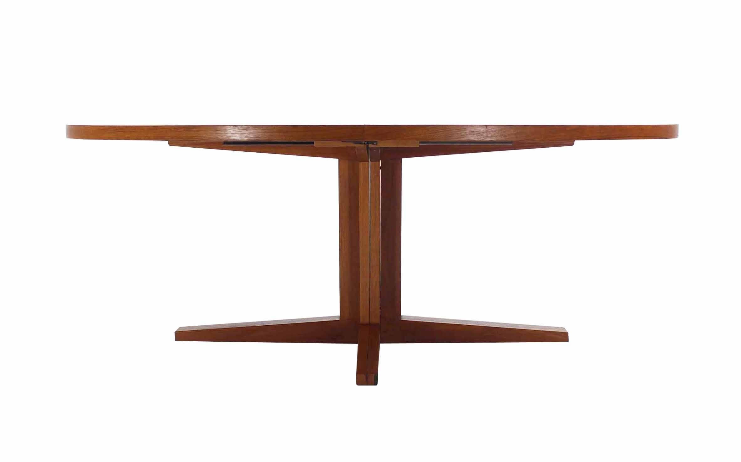 Danish Mid Century Modern Teak Dining Table with Two Leaves In Excellent Condition In Rockaway, NJ