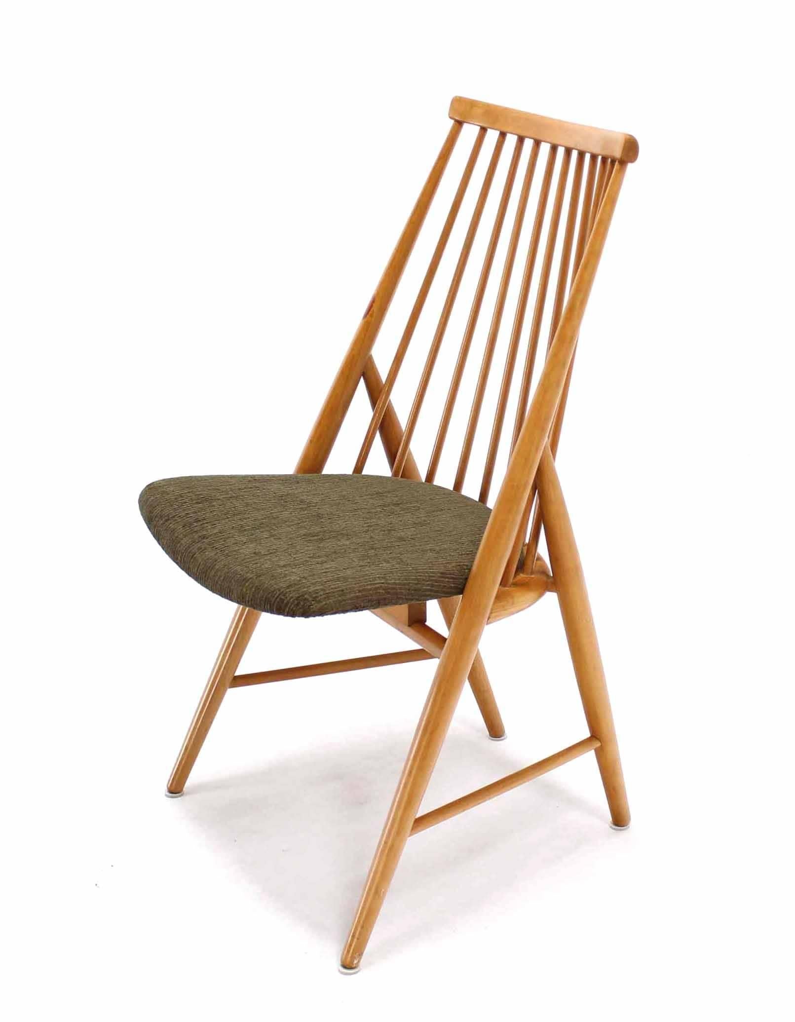 Tissu d'ameublement Paire de chaises suédoises à dossier en forme de chevalet à fuseau en vente