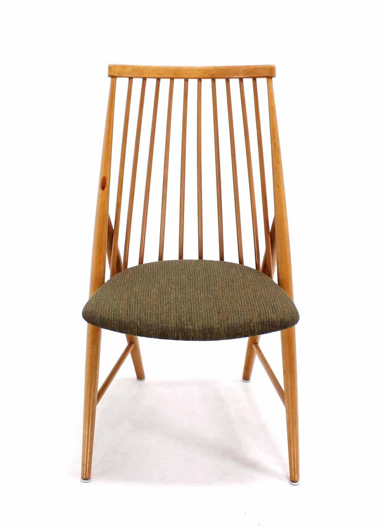 20ième siècle Paire de chaises suédoises à dossier en forme de chevalet à fuseau en vente