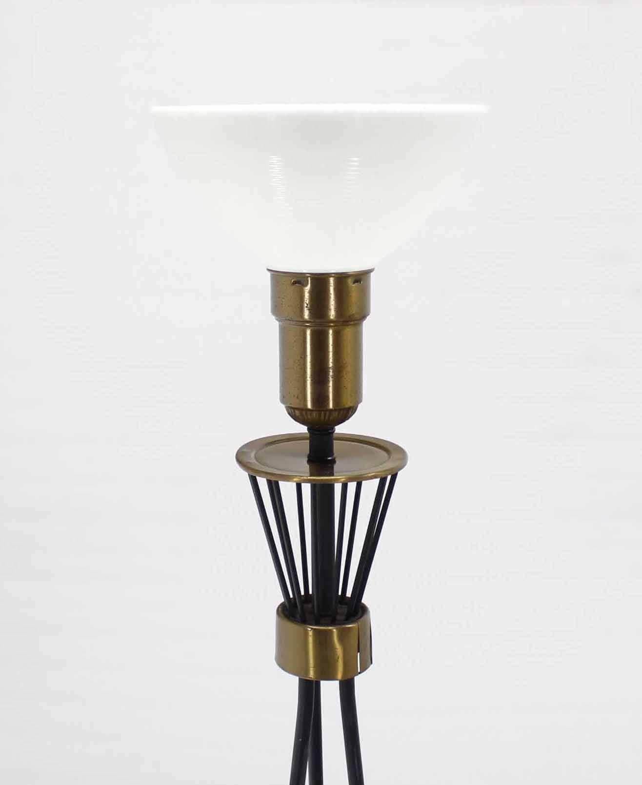 Runde Stehlampe mit Messingfuß und Eisenlöffeln aus der Mitte des Jahrhunderts (Moderne der Mitte des Jahrhunderts) im Angebot