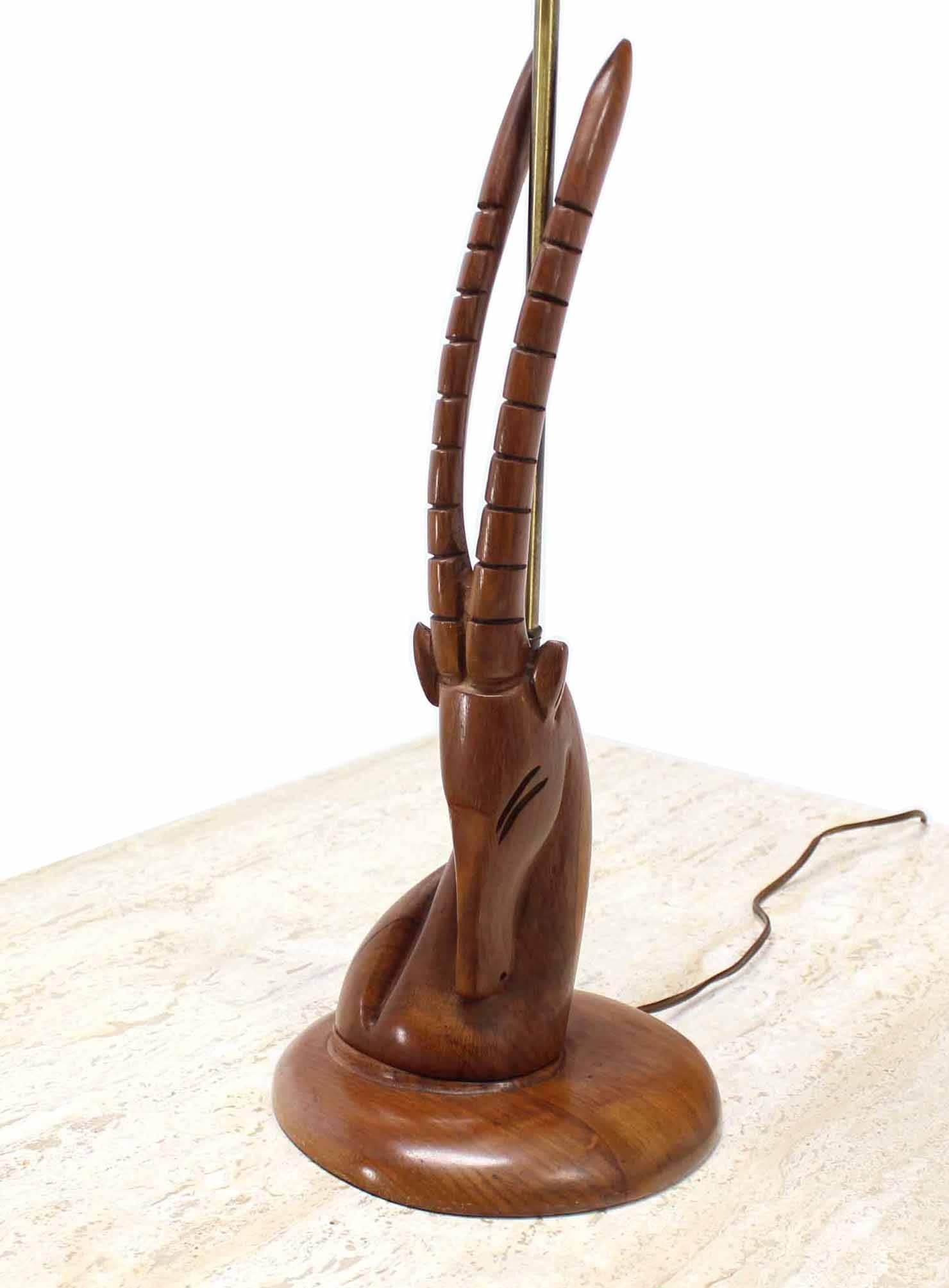 Americano Coppia di lampade da tavolo scultoree in legno intagliato con motivo a gazzella in noce in vendita