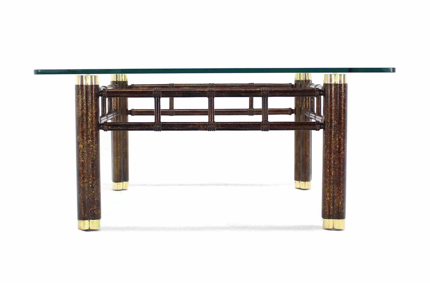 Mid-Century Modern Table basse carrée en faux bambou avec base en métal bronzé en vente