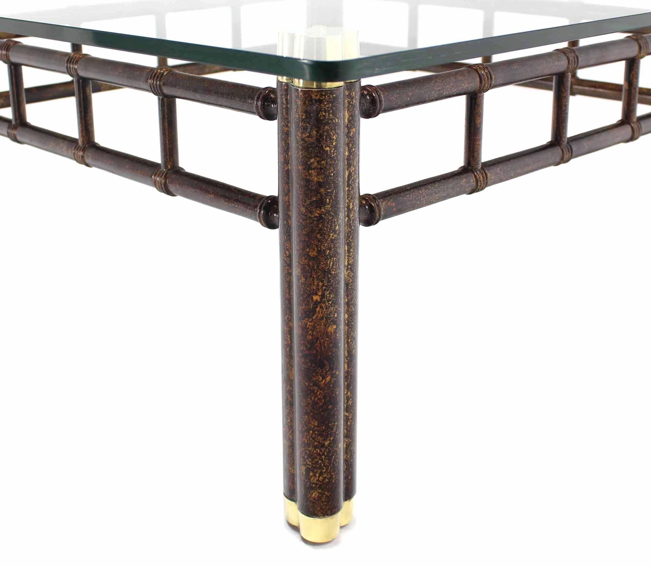 Patiné Table basse carrée en faux bambou avec base en métal bronzé en vente