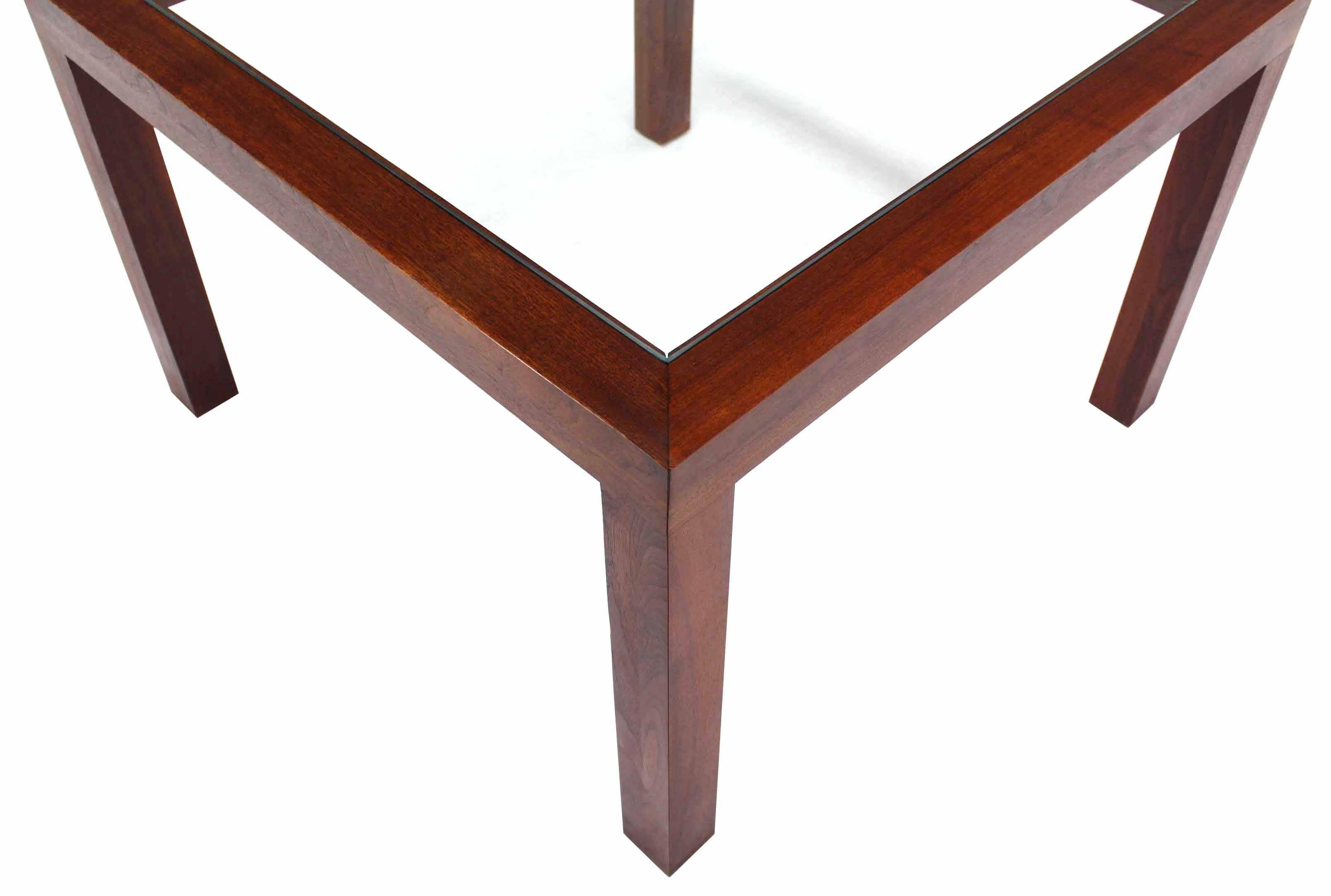 Américain Table d'appoint carrée en noyer avec plateau en verre en vente