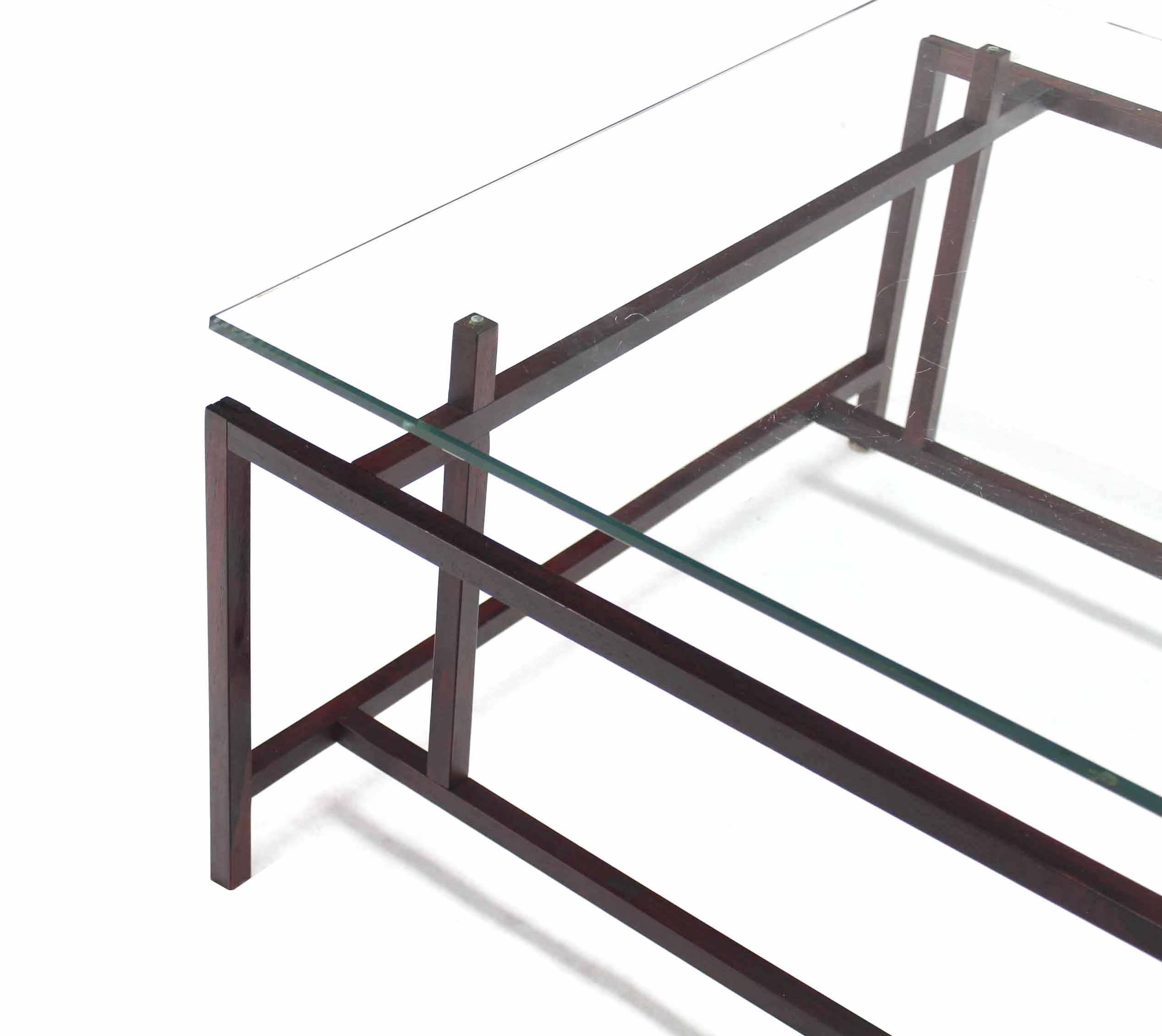 Laqué Table basse carrée en palissandre avec base géométrique et plateau en verre The Moderns en vente