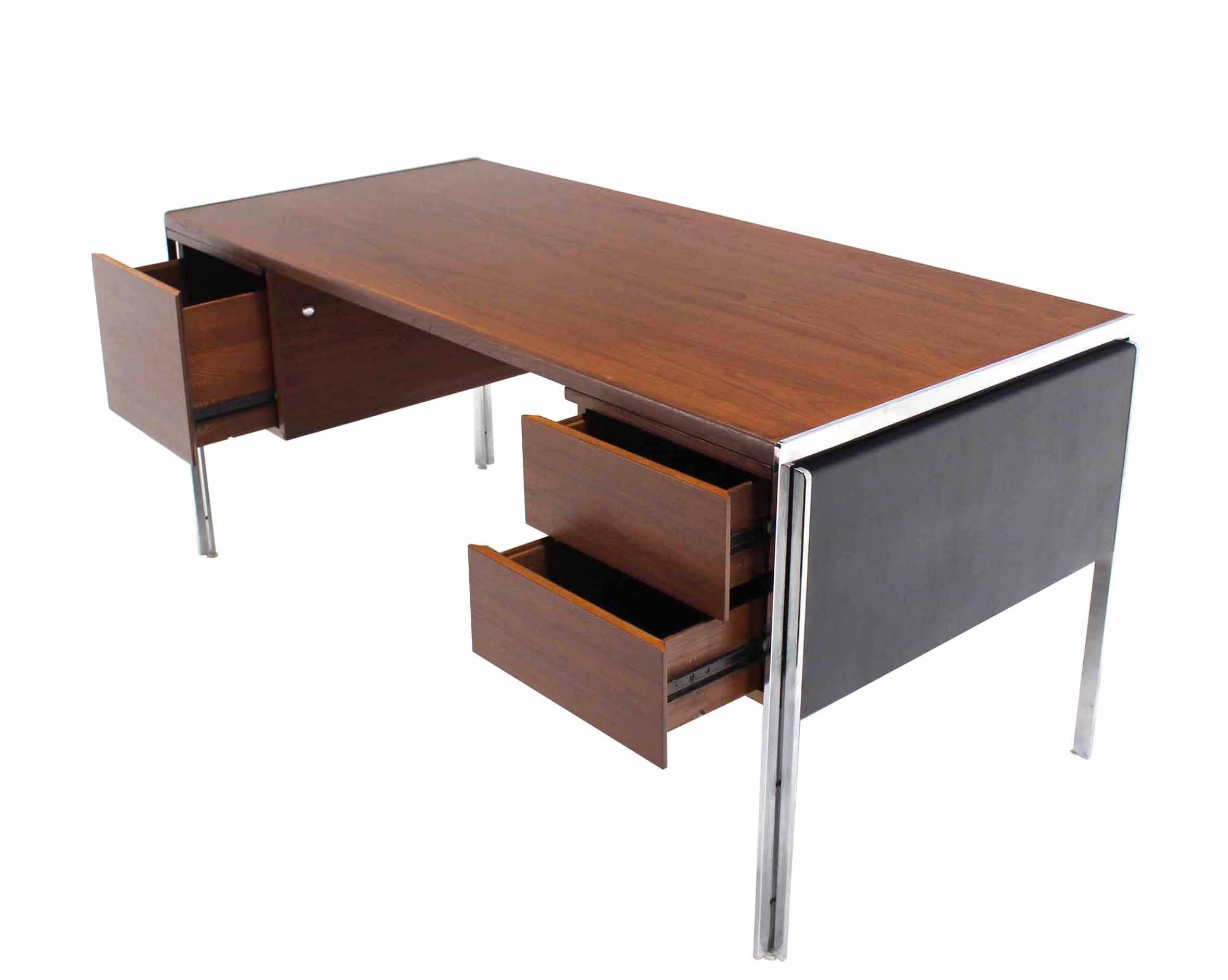 Very nice design excellent condition Mid-Century Modern desk by Stow Davis.