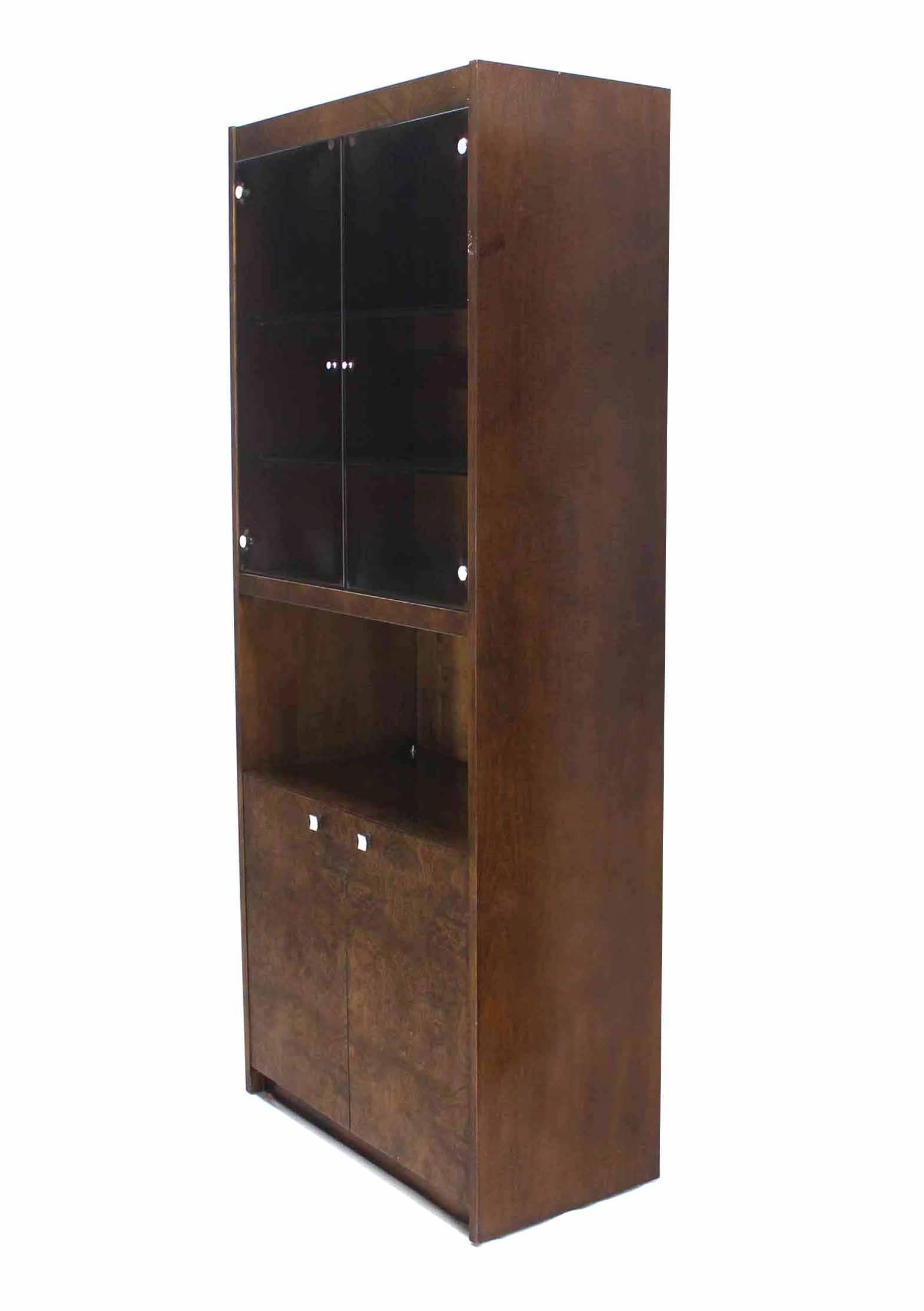 Joli meuble d'exposition ou de rangement en deux parties, de style moderne du milieu du siècle.