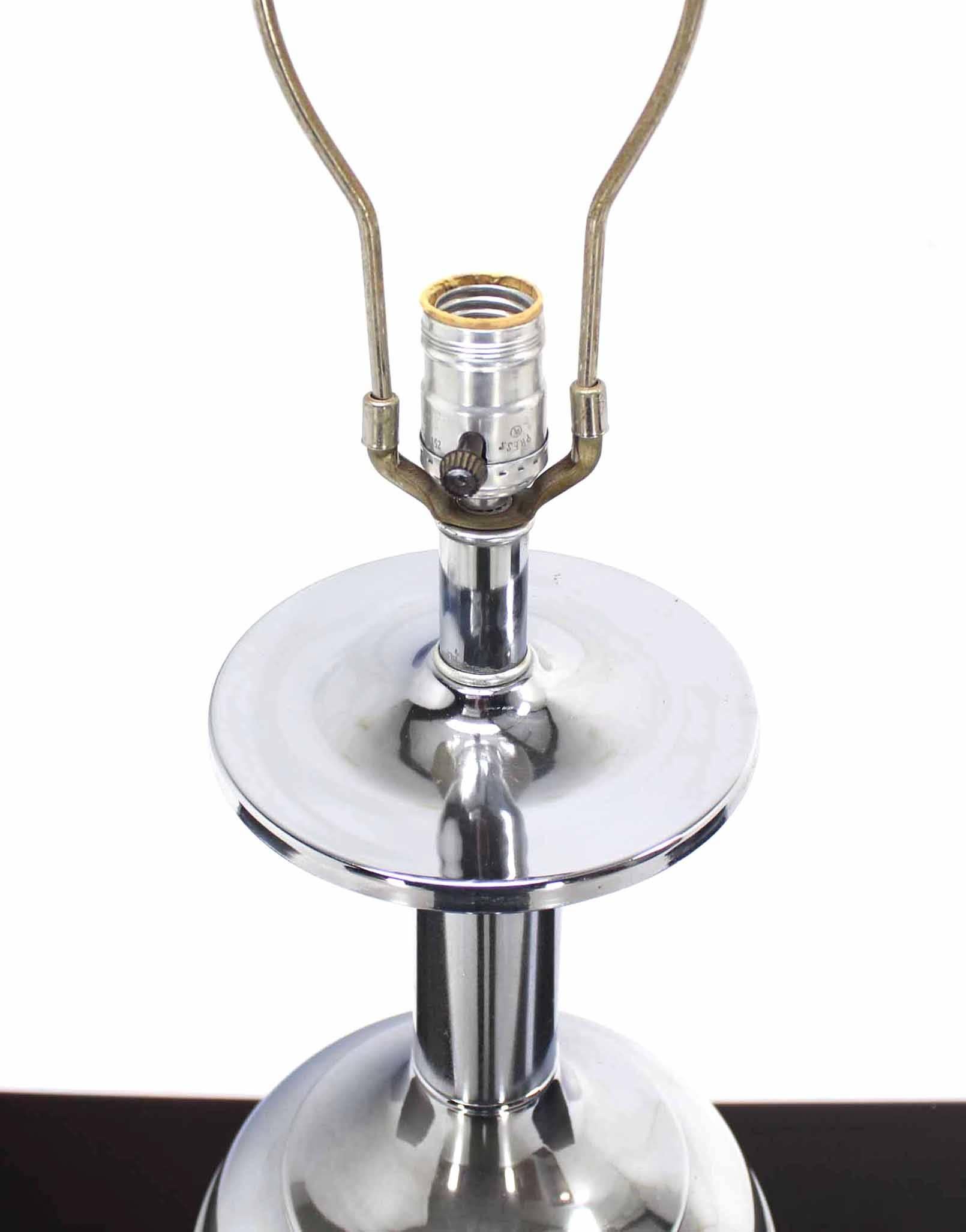 Mid-Century Modern-Tischlampe in gedrechselter Form mit Chromsockel (Poliert) im Angebot