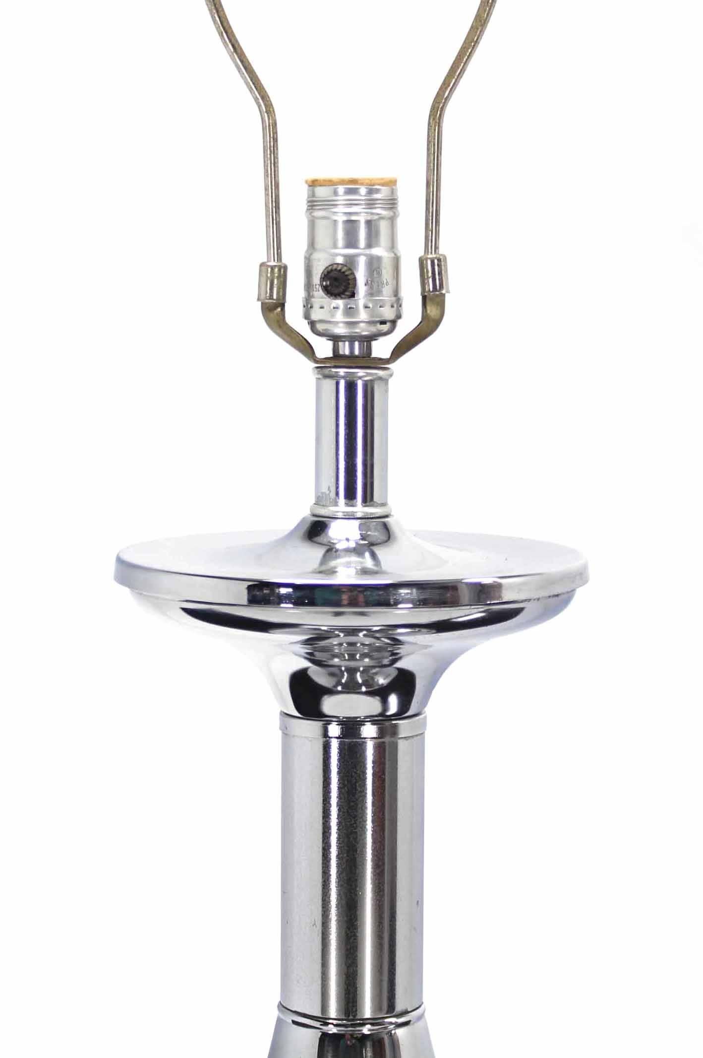 Mid-Century Modern-Tischlampe in gedrechselter Form mit Chromsockel (Moderne der Mitte des Jahrhunderts) im Angebot