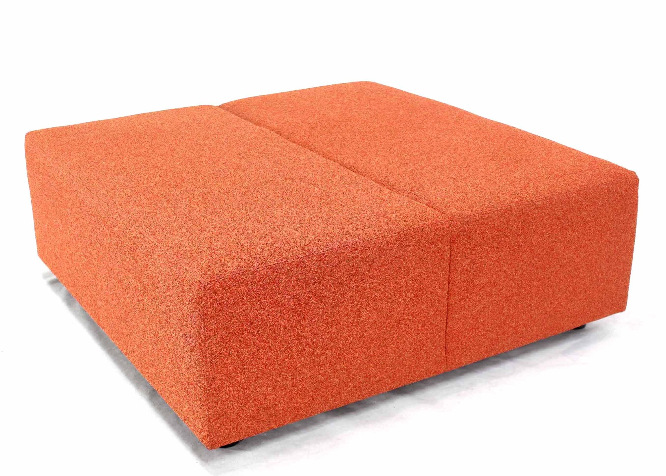 Paar große übergroße vierx4 orangefarbene quadratische Polsterbänke von Steelcase Sofa mit Polsterung (Moderne der Mitte des Jahrhunderts) im Angebot