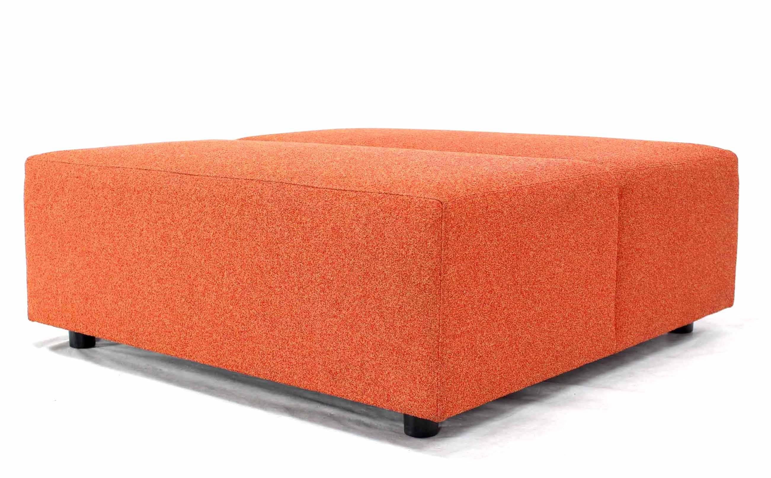 Paar große übergroße vierx4 orangefarbene quadratische Polsterbänke von Steelcase Sofa mit Polsterung im Zustand „Hervorragend“ im Angebot in Rockaway, NJ