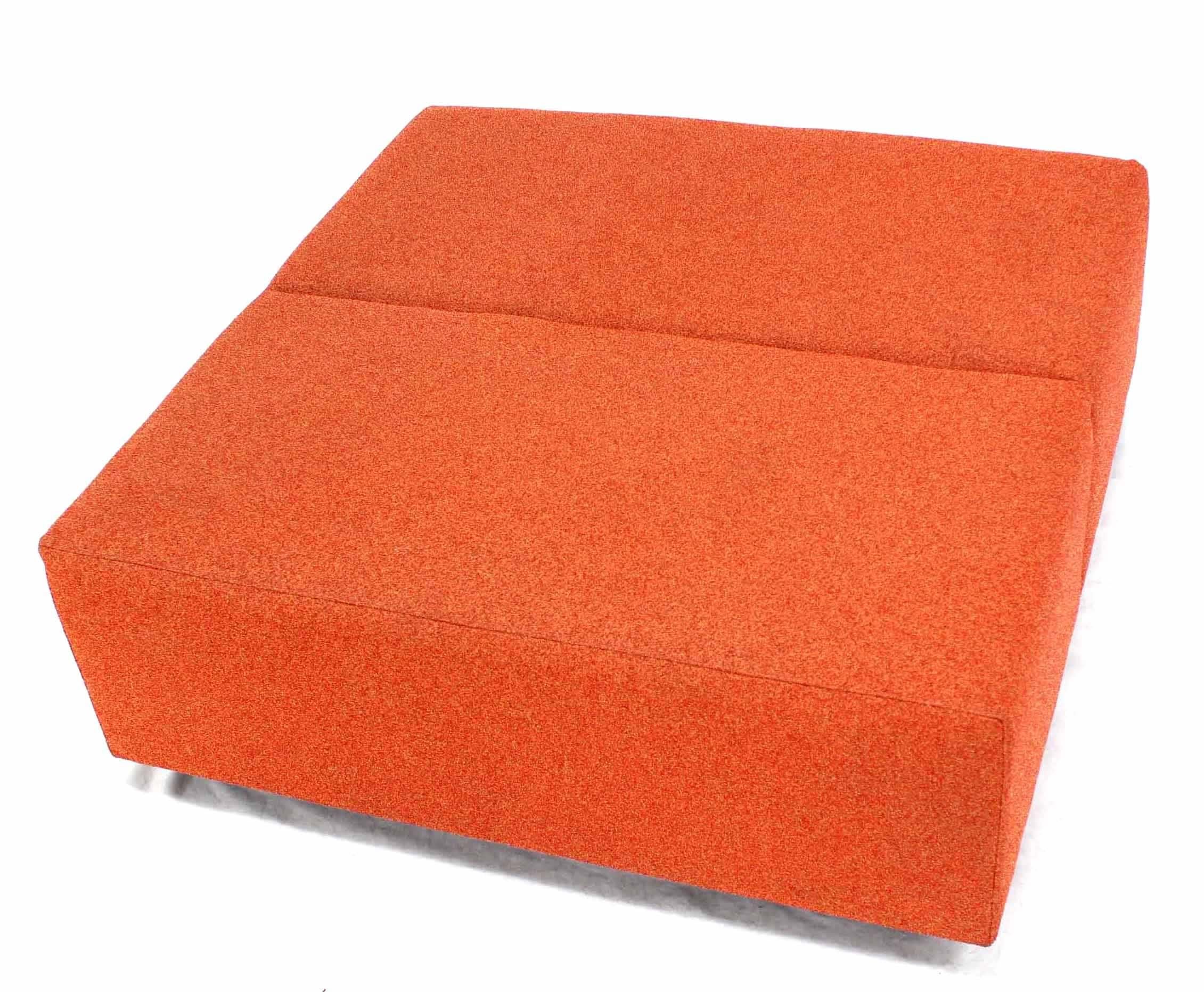Paar große übergroße vierx4 orangefarbene quadratische Polsterbänke von Steelcase Sofa mit Polsterung (amerikanisch) im Angebot