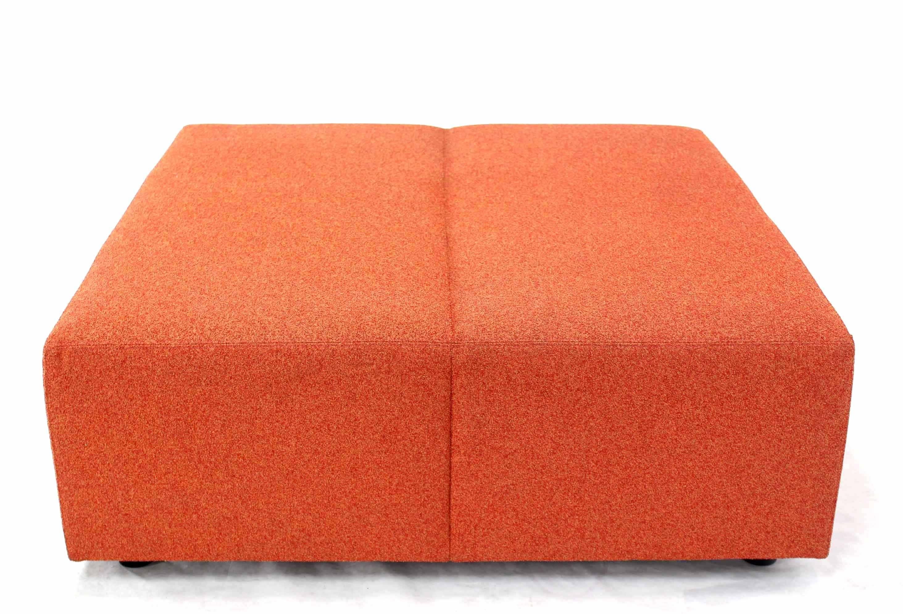 Paar große übergroße vierx4 orangefarbene quadratische Polsterbänke von Steelcase Sofa mit Polsterung (20. Jahrhundert) im Angebot