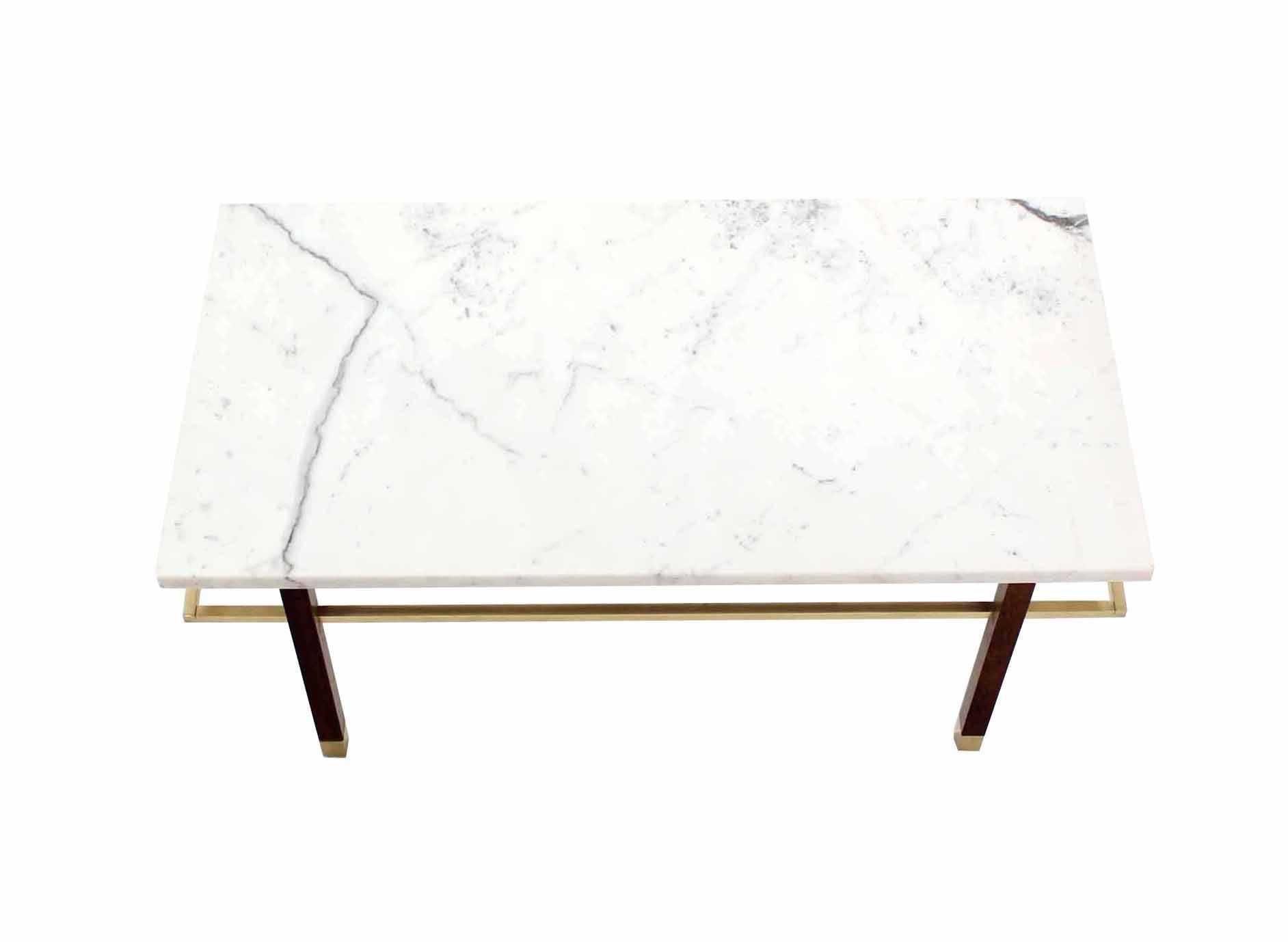 20ième siècle Harvey Probber table basse rectangulaire avec plateau en marbre et traverse rectangulaire en laiton en vente