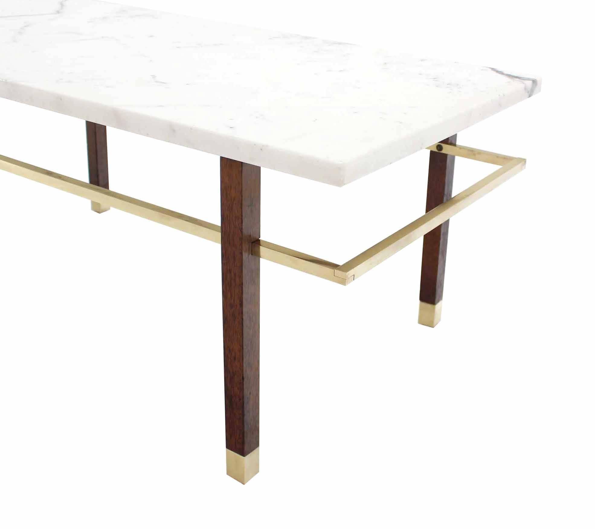 Américain Harvey Probber table basse rectangulaire avec plateau en marbre et traverse rectangulaire en laiton en vente