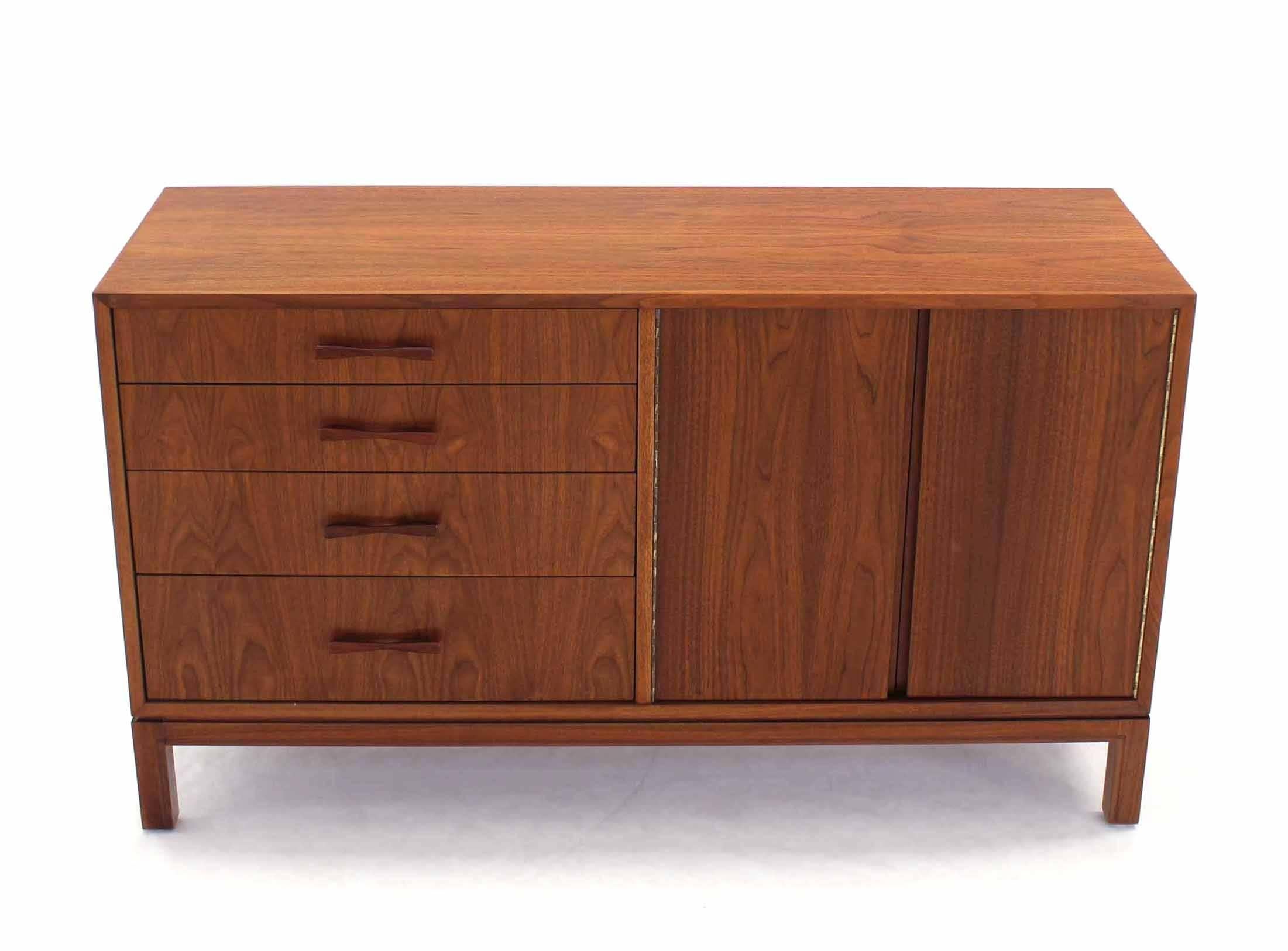 Beau buffet en noyer de style moderne du milieu du siècle.