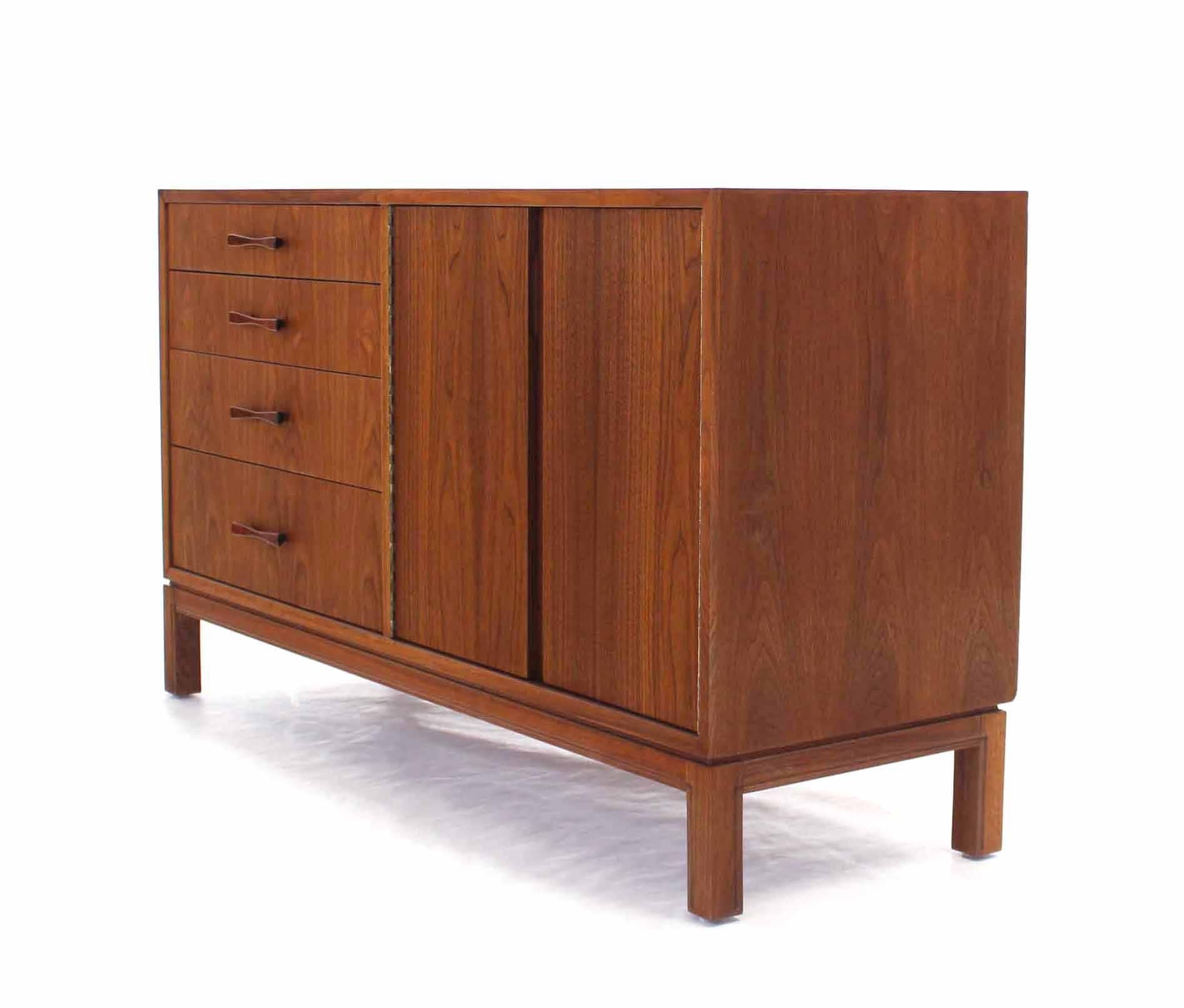 Mid-Century Modern Oiled Walnut Sideboard In Excellent Condition For Sale In Rockaway, NJ