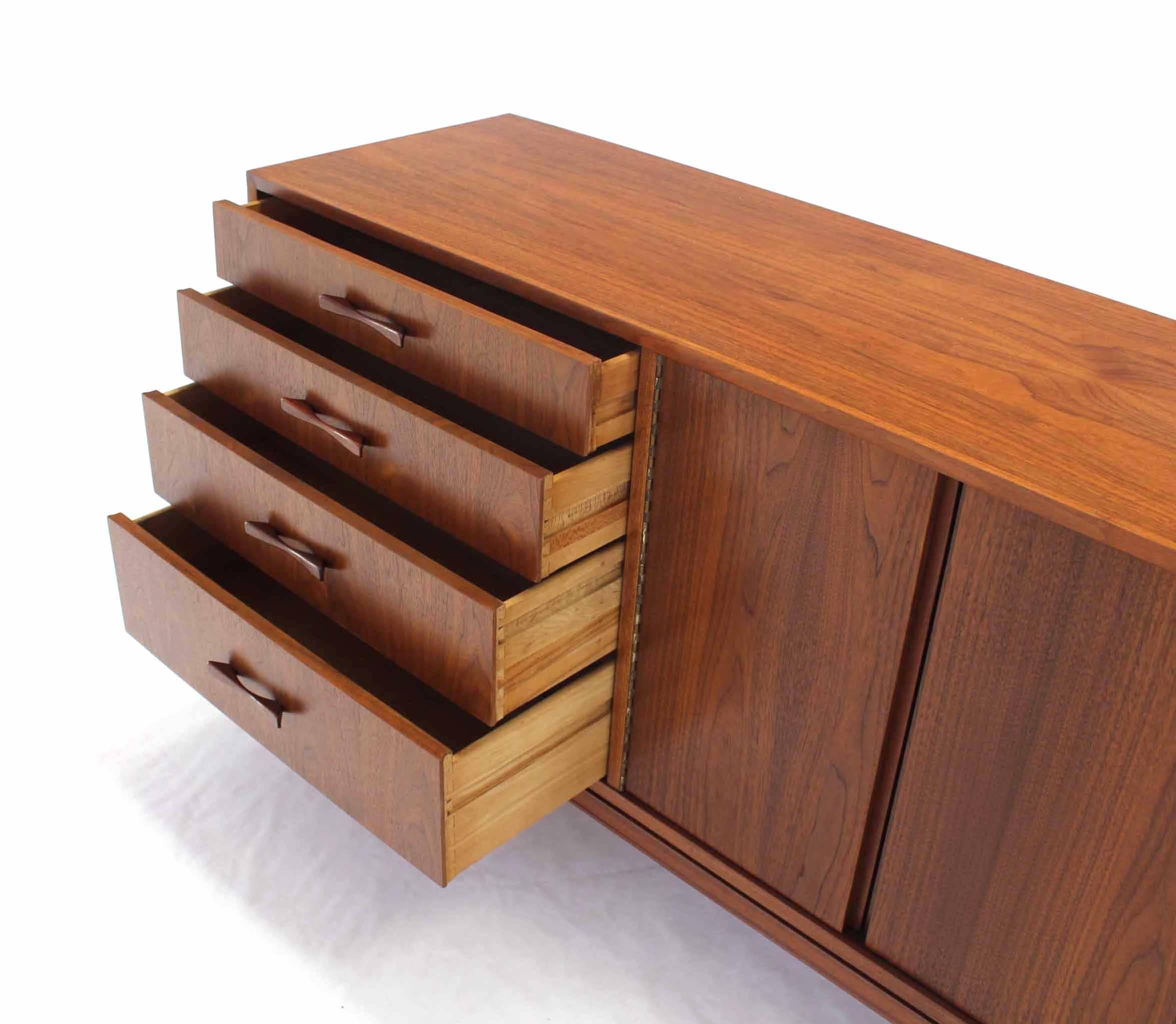 Modernes Sideboard aus geöltem Nussbaumholz aus der Mitte des Jahrhunderts im Zustand „Hervorragend“ im Angebot in Rockaway, NJ